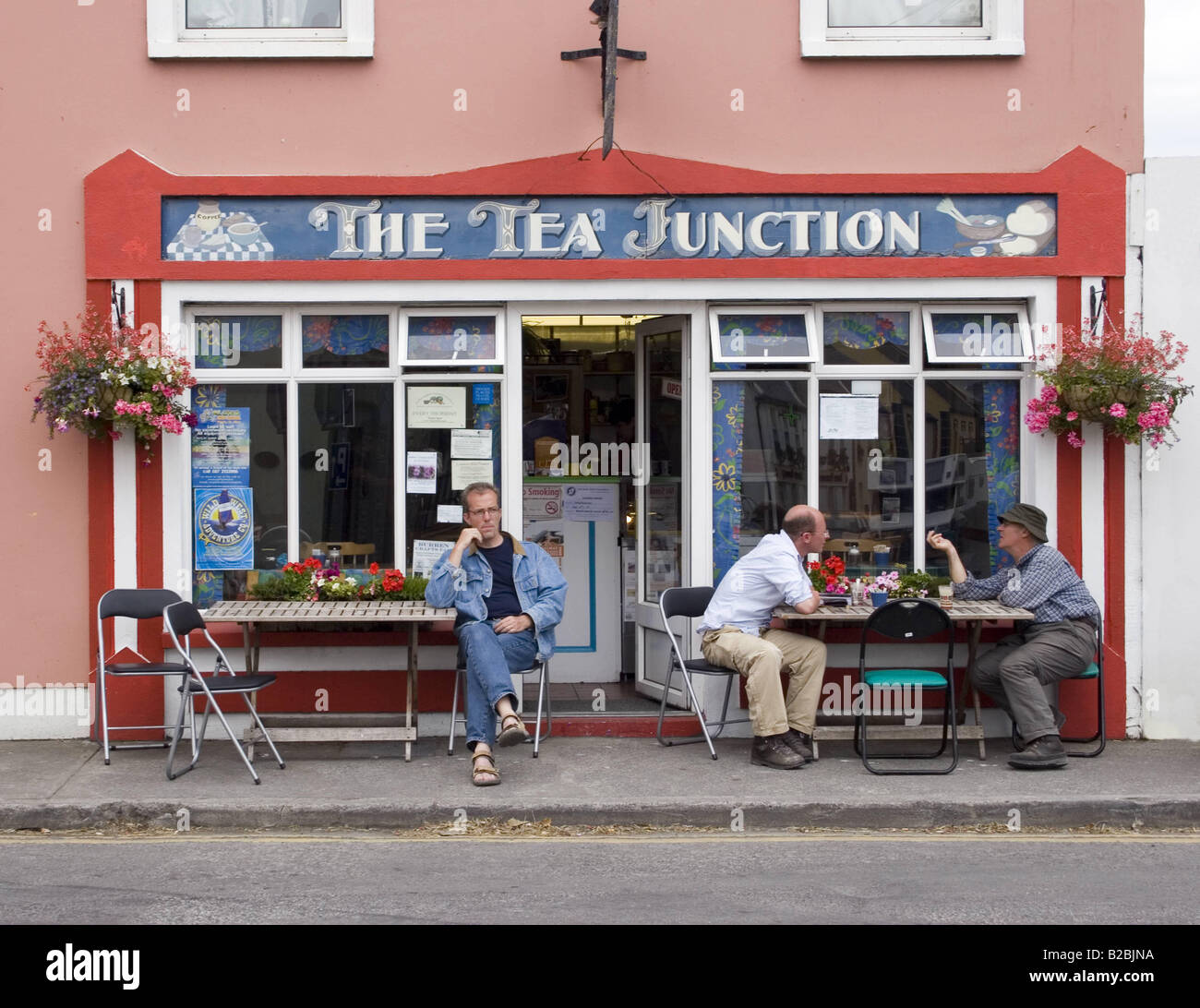 Gli uomini in sala da tè in Irlanda Foto Stock