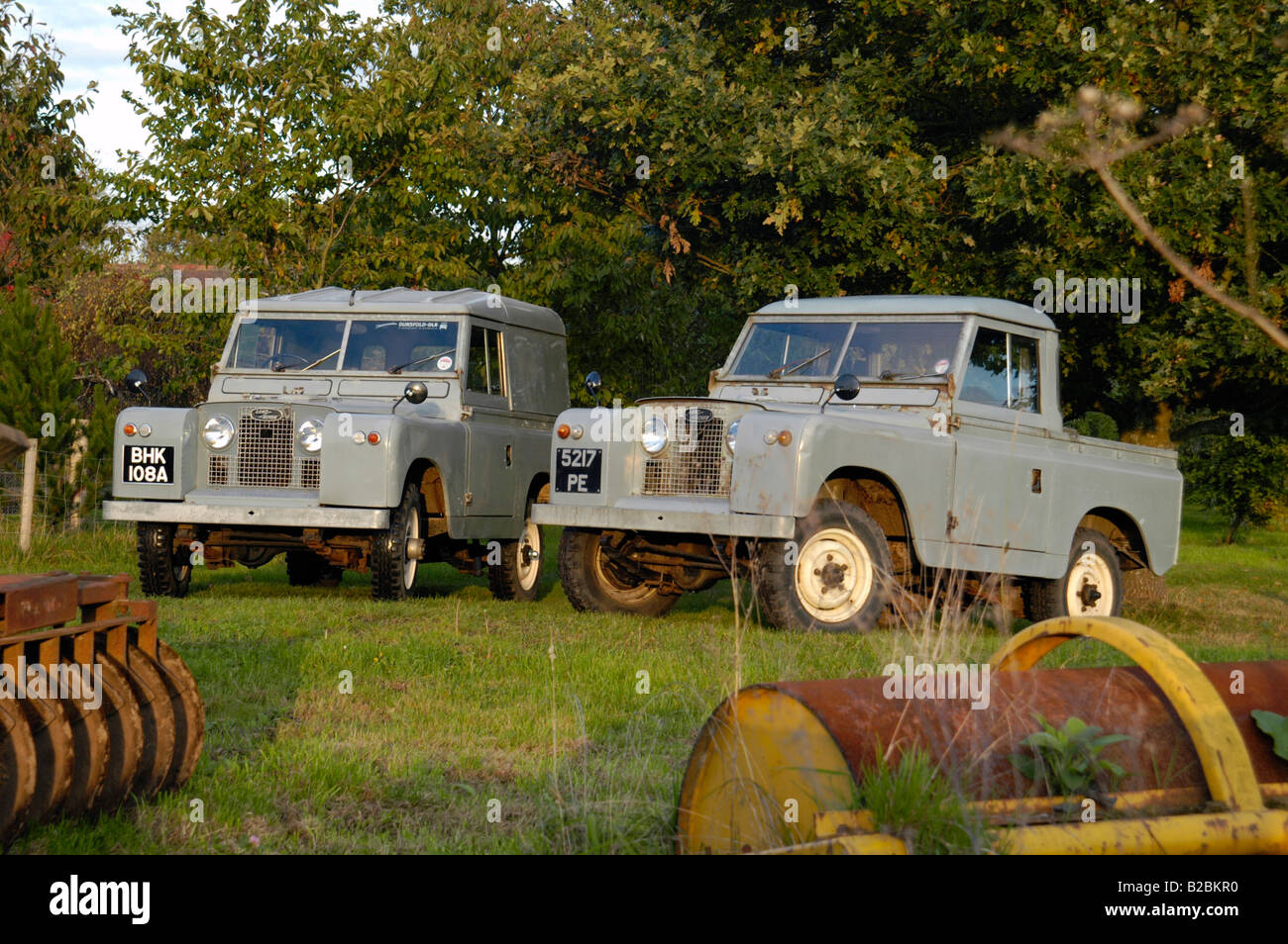 Una corrispondente coppia di due storici 1963 Landrover serie 2a in una fattoria Dunsfold, UK 2004. Foto Stock