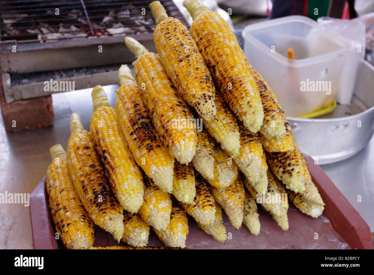 Mais alla griglia sulla vendita a Cameron Highland in Malaysia. Foto Stock