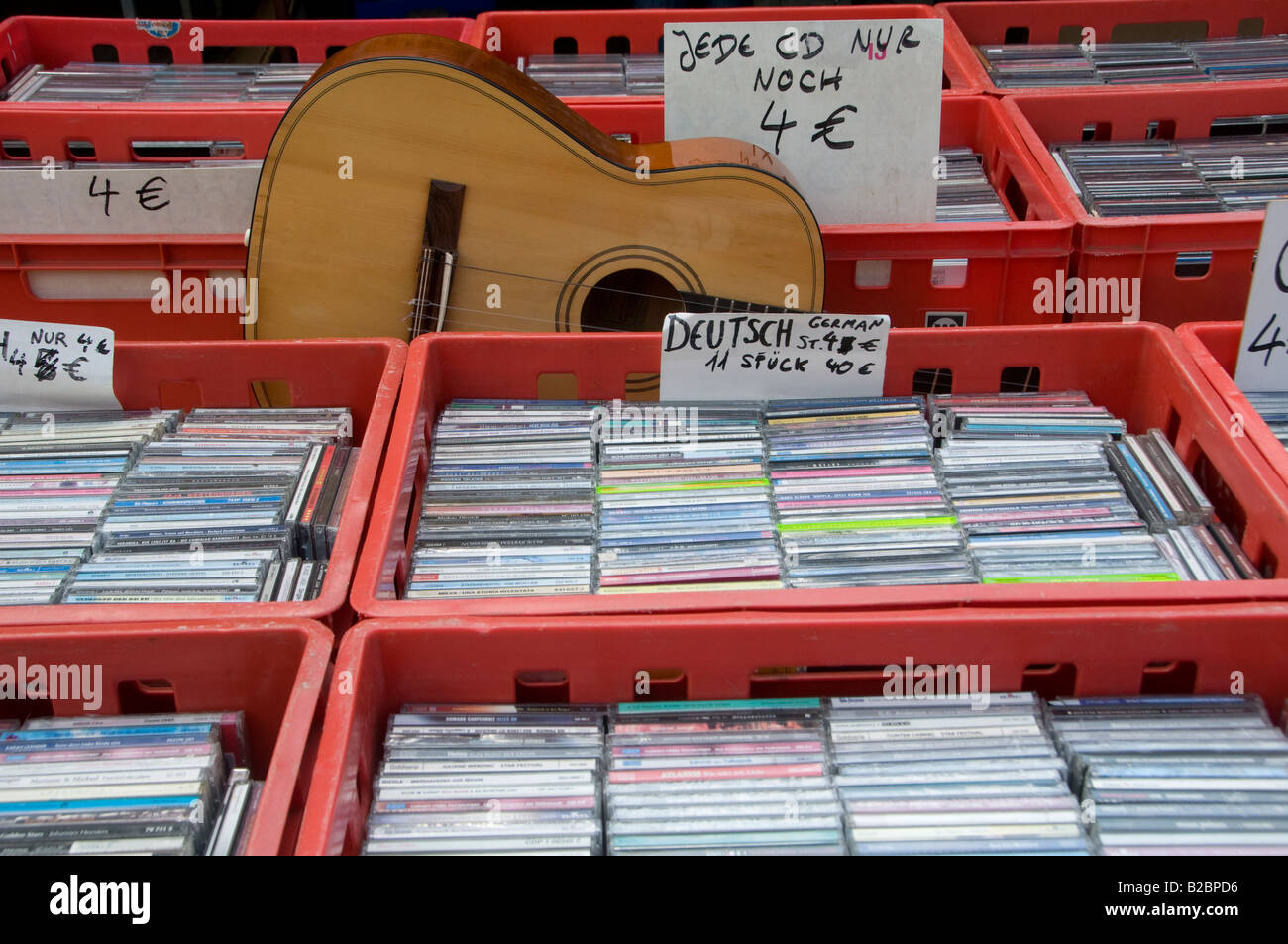 La musica i dischi CD per la vendita nel mercato delle pulci di Museumsinsel isola dei musei quartiere Mitte di Berlino Germania Foto Stock
