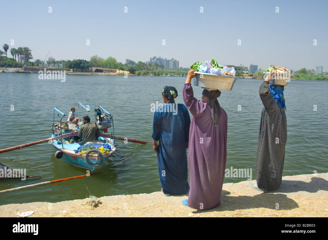 Passeggero egiziano a bordo di una piccola imbarcazione per attraversare il fiume Nilo a Isola d'Oro Foto Stock