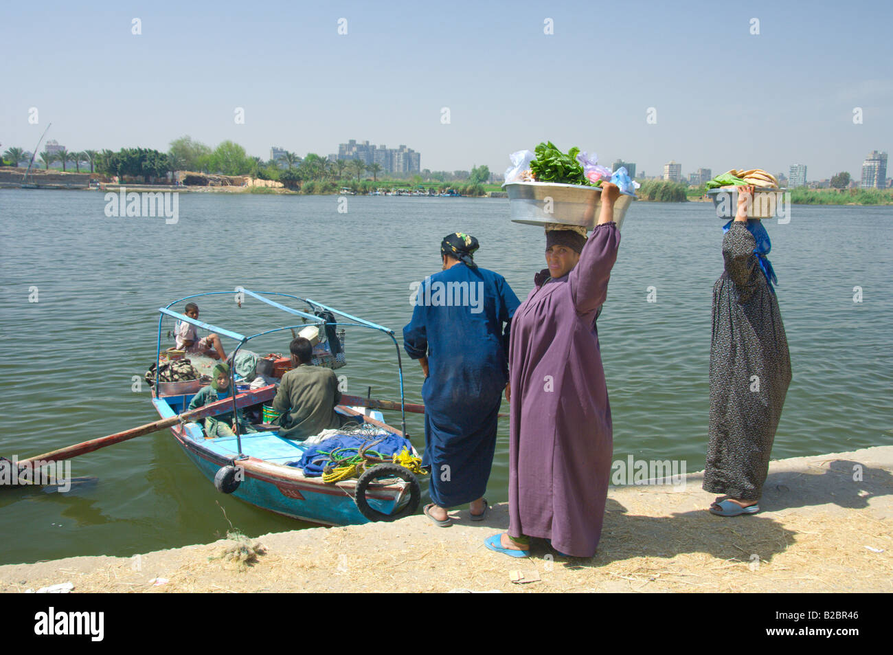 Passeggero egiziano a bordo di una piccola imbarcazione per attraversare il fiume Nilo a Isola d'Oro Foto Stock