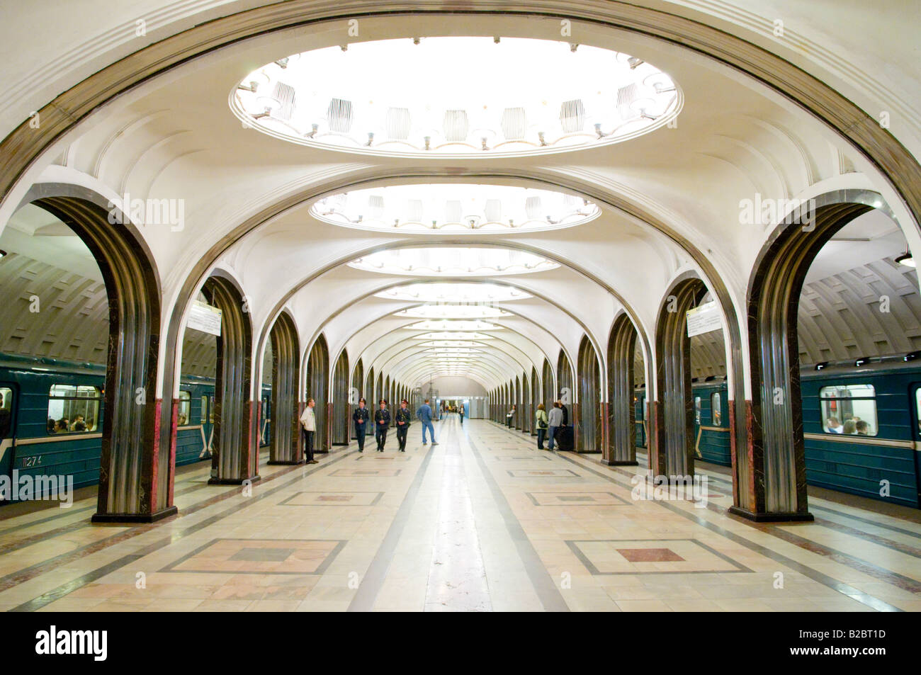 Art Deco hall centrale di Mayakovskaya la stazione della metropolitana di Mosca, Russia Foto Stock