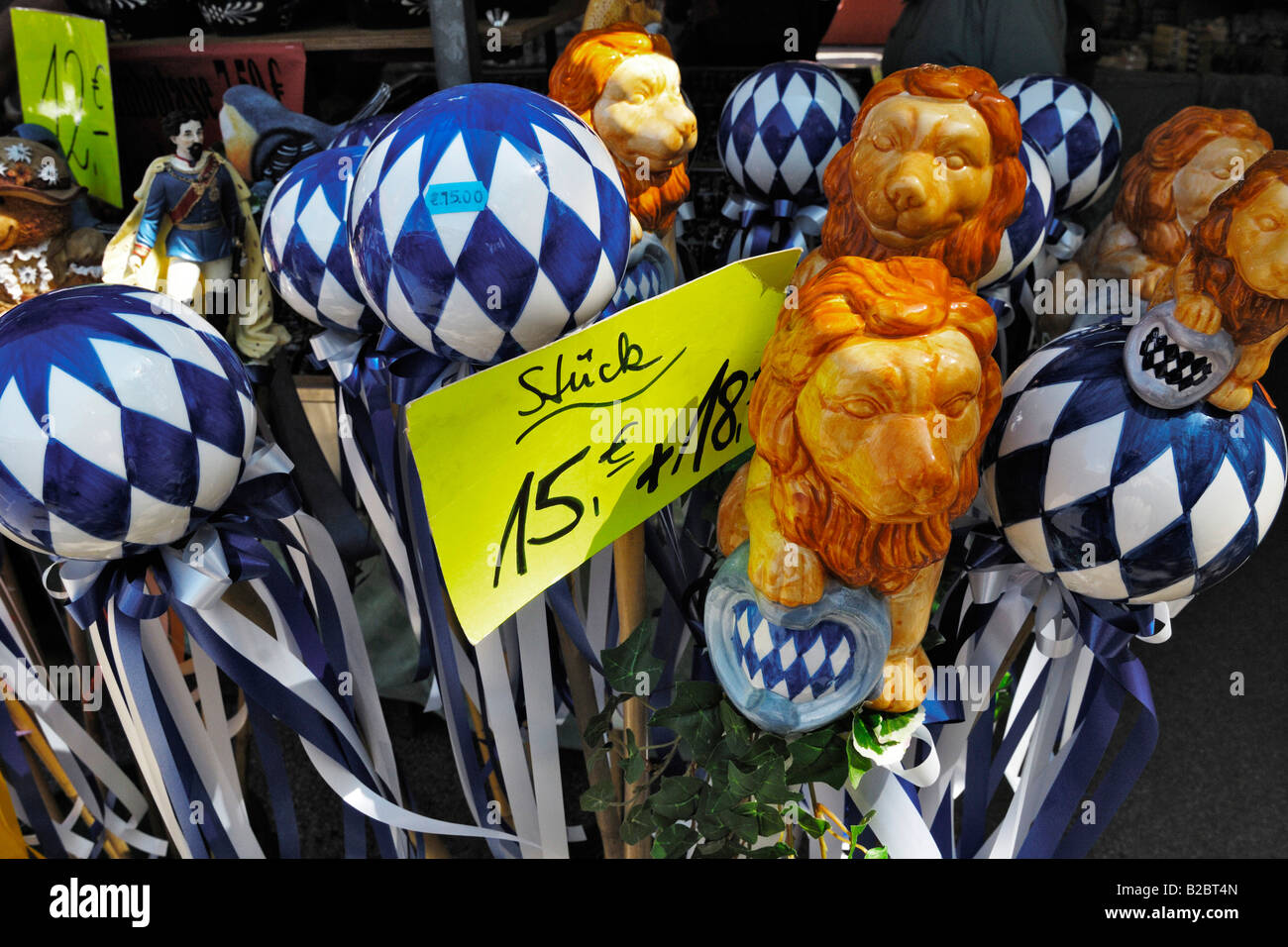 Le sfere di giardino, giardino decorazione, leoni, Auer Dult, mercato tradizionale a Monaco di Baviera, Germania, Europa Foto Stock