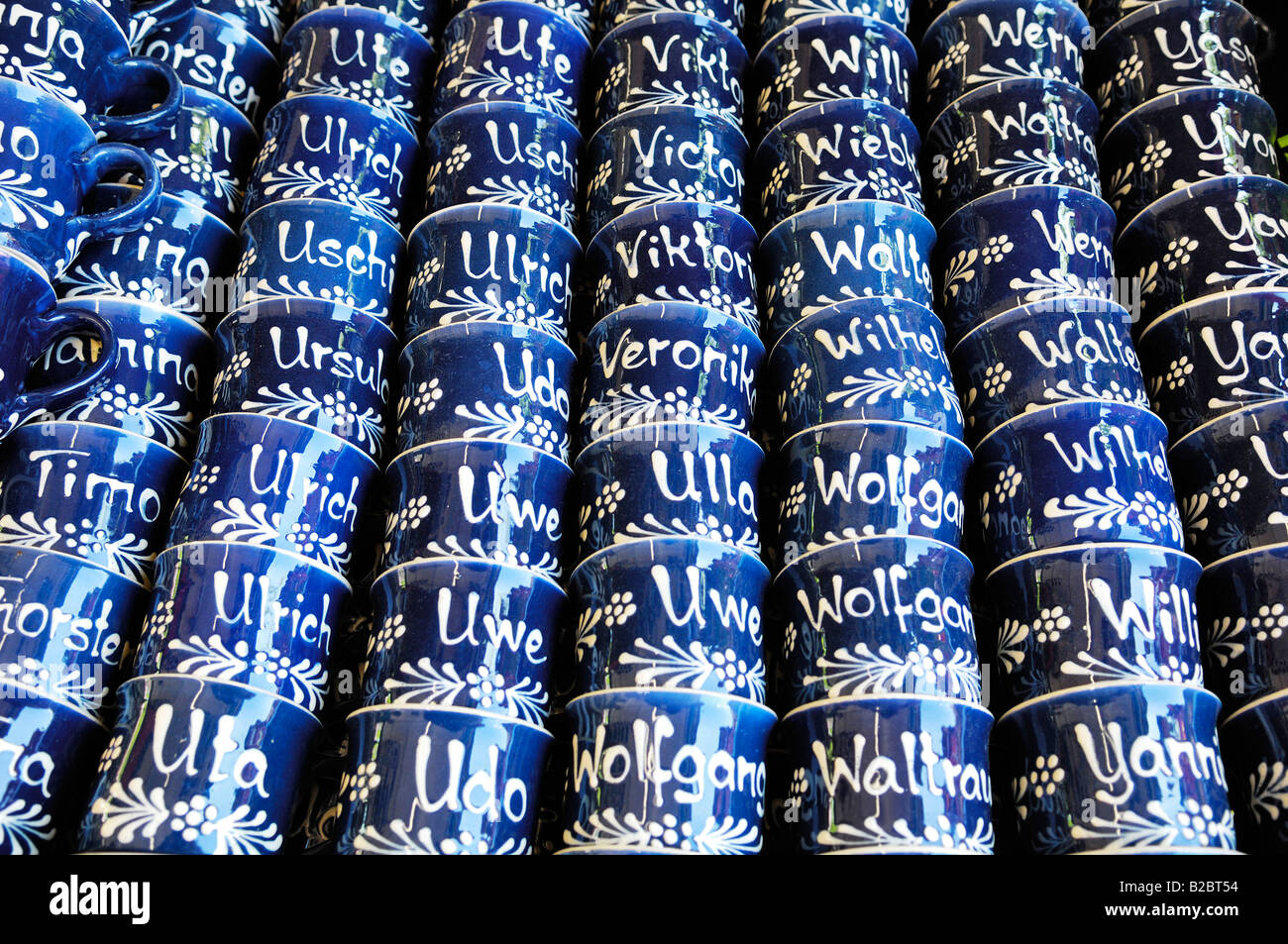 Nomi scritti su cups, Auer Dult, mercato tradizionale a Monaco di Baviera, Germania, Europa Foto Stock