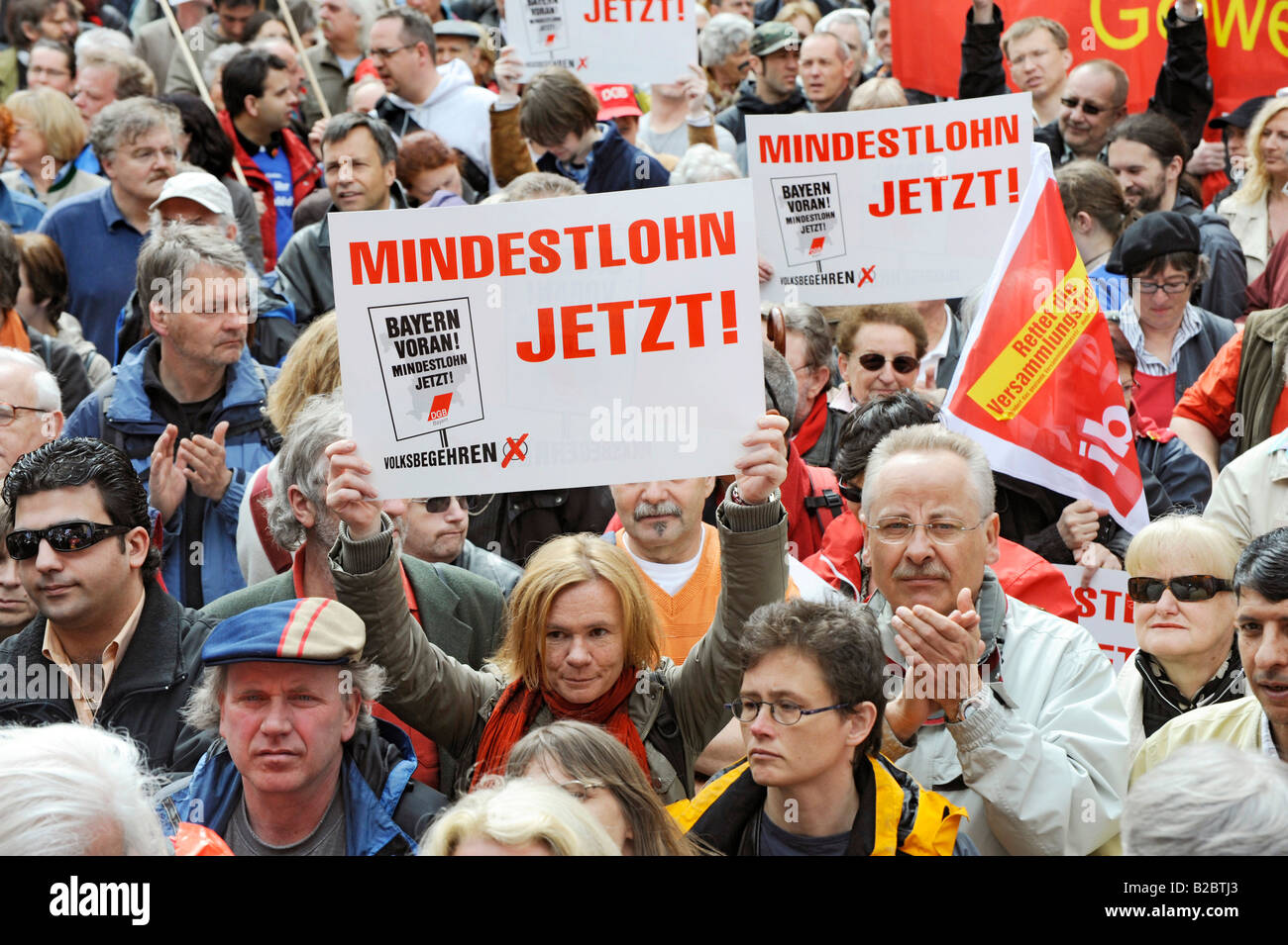 Segni, Bayern voran, Mindestlohn jetzt, DGB Baviera referendum, dimostrazione in Marienplatz, 1. Maggio, Monaco di Baviera, Baviera superiore Foto Stock