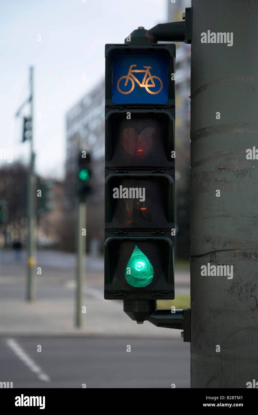 Noleggio semaforo modificato con Graffiti a forma di lacrima, Berlino, Germania, Europa Foto Stock