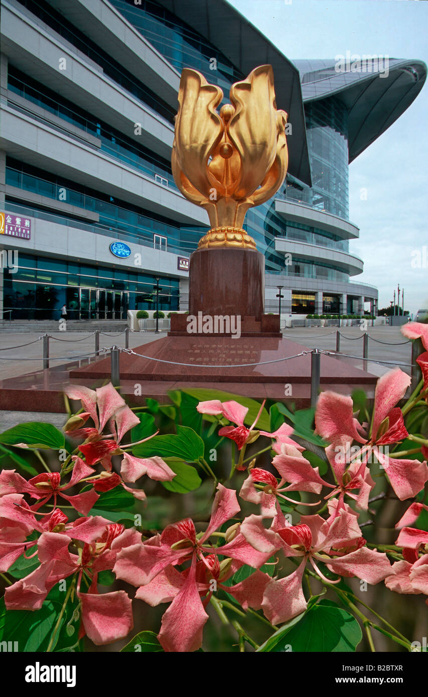 Statua di Bauhinia fiore con Bauhinia fiori nella parte anteriore, presente del governo cinese di Hong Kong, convenzione e Exhibi Foto Stock