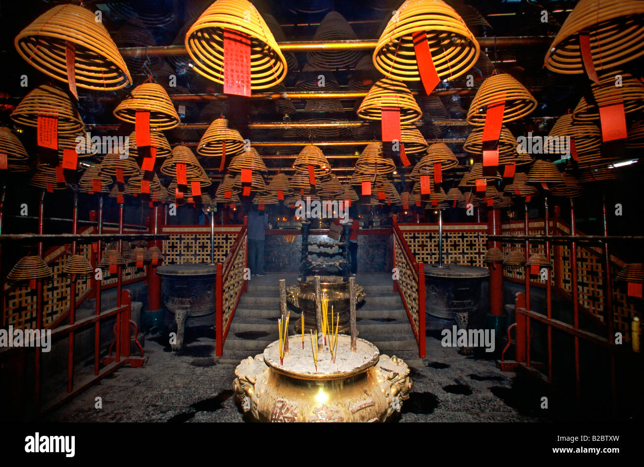 Spirali di incenso all'interno taoista di Tempio di Man Mo, Hollywood Road, Hong Kong, Cina, Asia Foto Stock