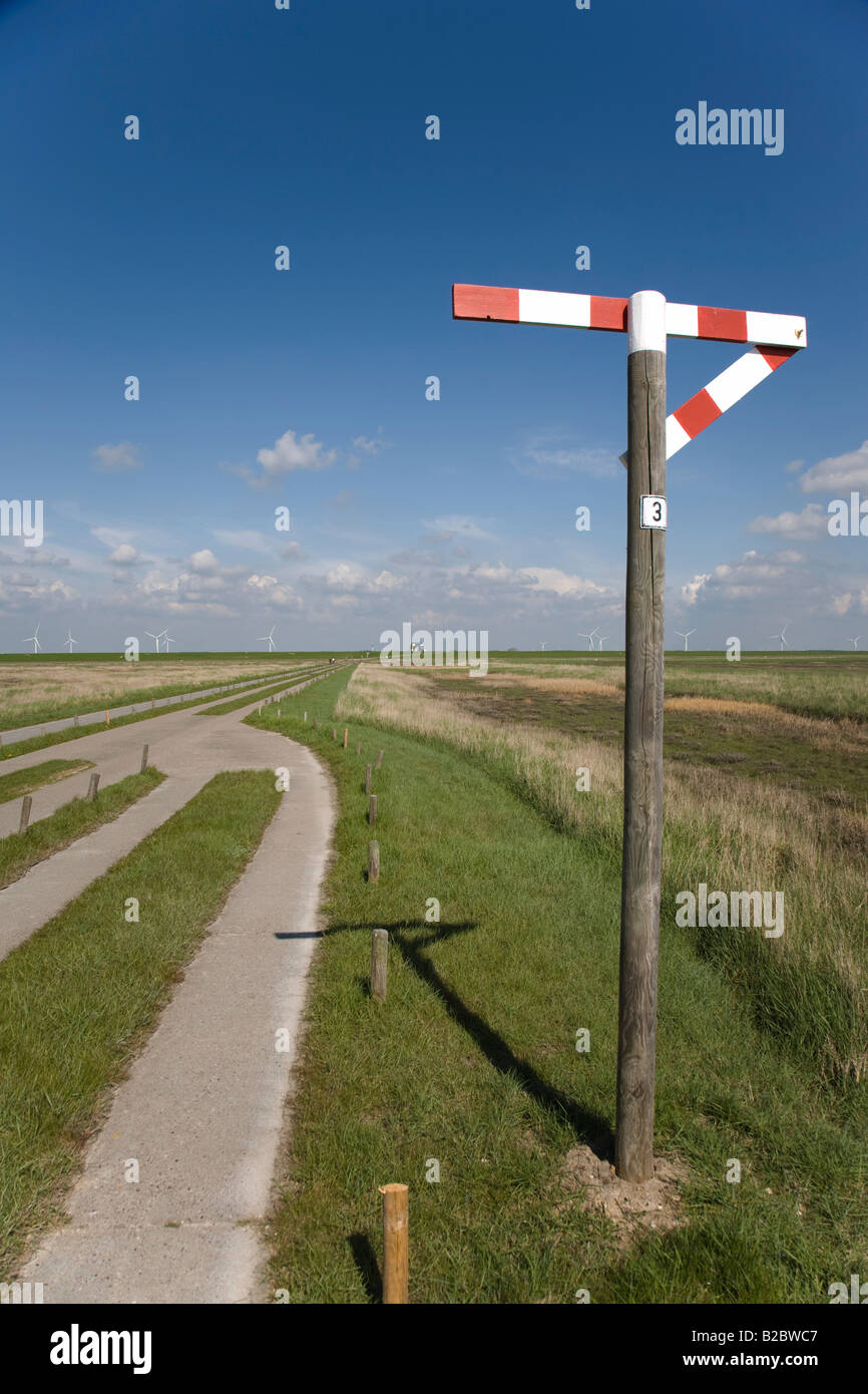 Una corsia percorso di pietra a Amburgo Holm, il segno indica la presenza di un passante posto, Amburgo Holm, Frisia settentrionale, Schleswig Holstein Foto Stock