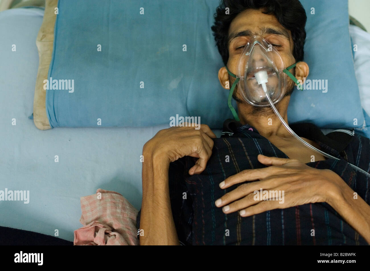 Kishan Chowdhary, 38, malati terminali con TB e soffre di una grave tosse e problemi respiratori, trattamento del suo illne Foto Stock