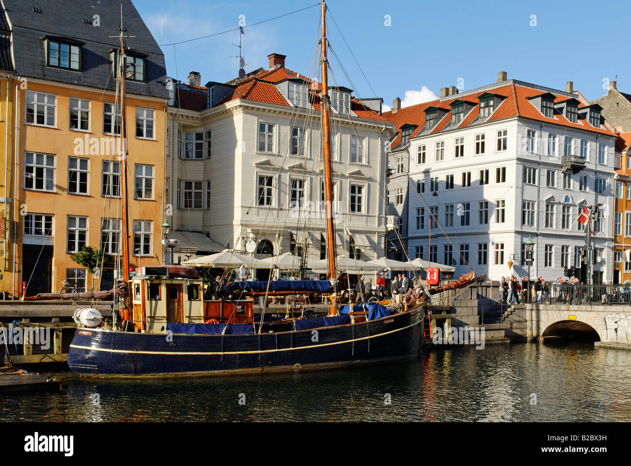 Imbarcazioni storiche a Nyhavn, Copenaghen, Danimarca, Scandinavia, Europa Foto Stock