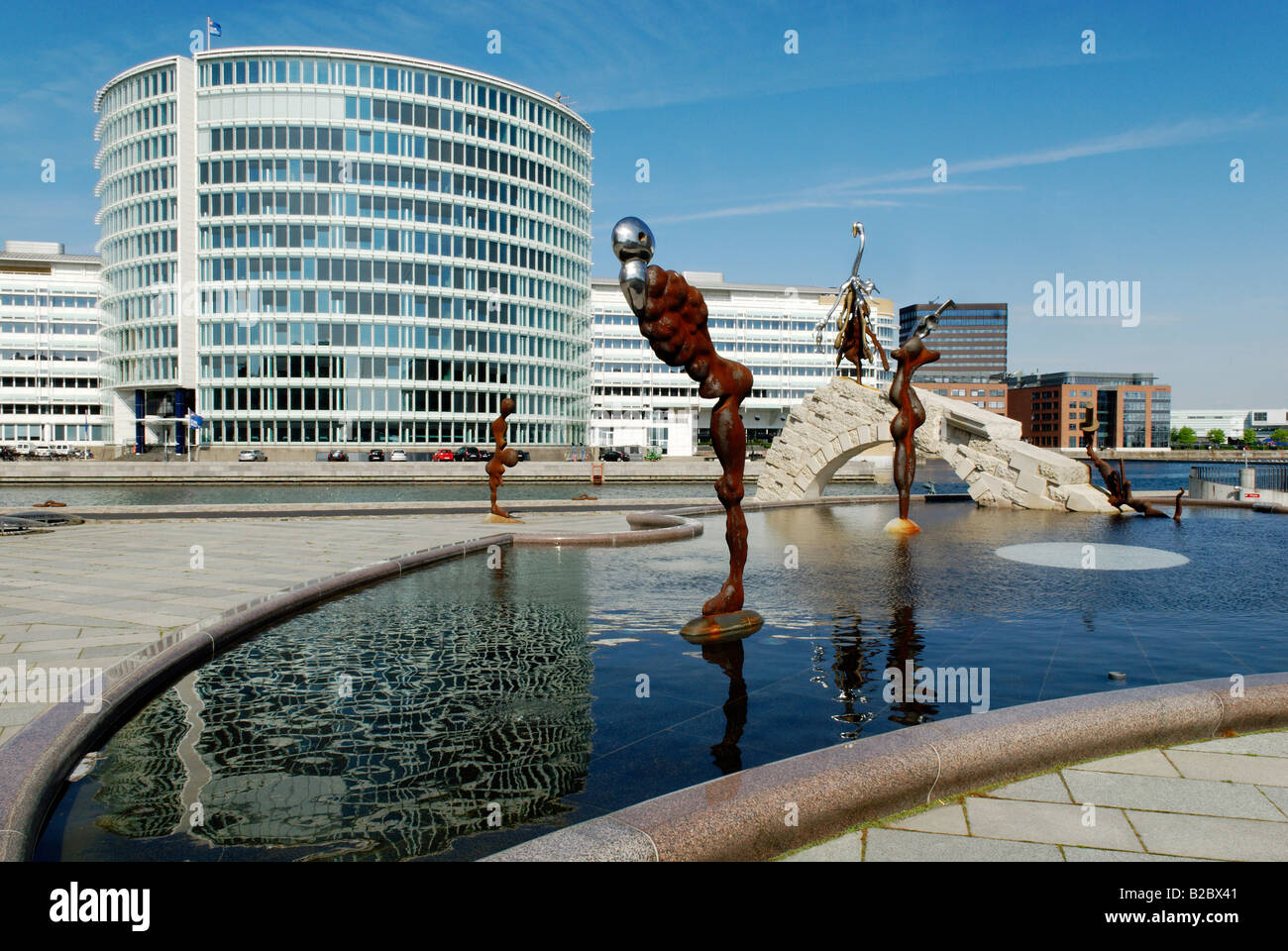 Ufficio moderno edificio e moderna fontana nel dock a Sondrefrihavn, Copenhagen, Danimarca, in Scandinavia, Europa Foto Stock