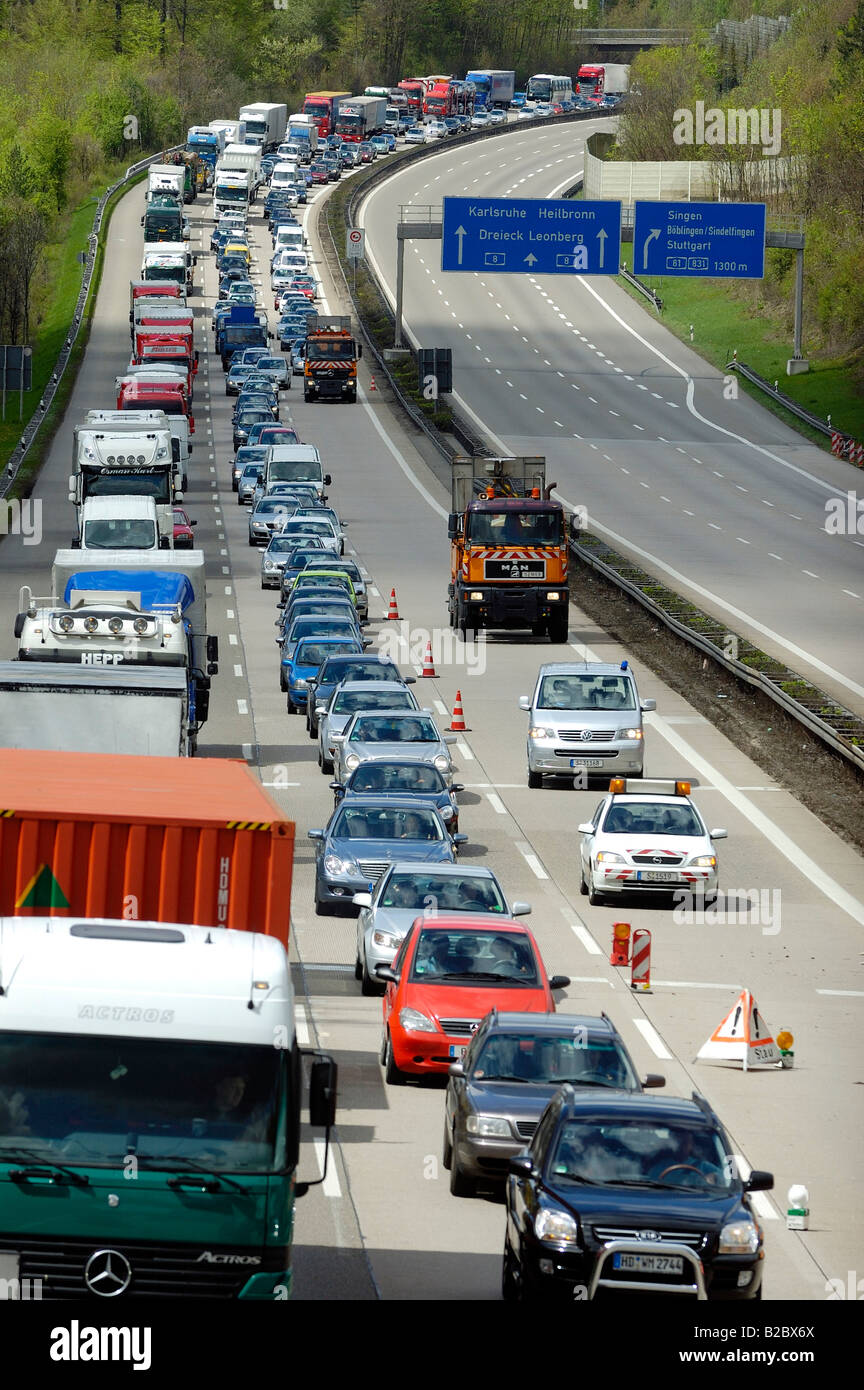 Il traffico sulla carreggiata opposta dopo un grave incidente camion sull'autostrada A8, in direzione della città di Karlsr Foto Stock