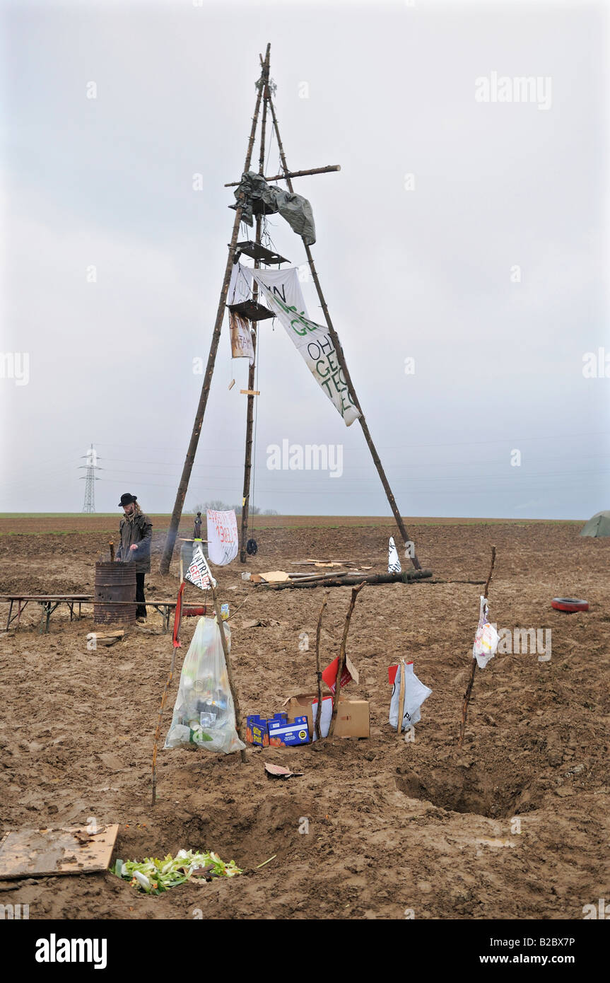 Torre costruita da anti-OGM attivisti occupare un campo sperimentale di mais geneticamente modificato a Hof von Tachenhausen, Oberbohingen Foto Stock