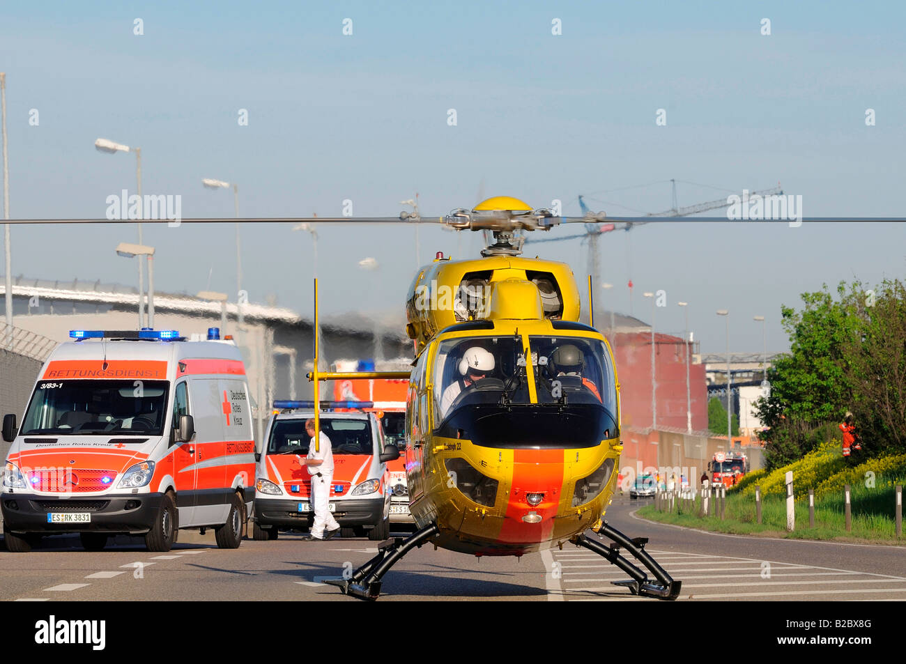 Christoph 22, ADAC Salvataggio in elicottero dalle forze armate federali Ospedale Ulm, una persona muore in un incidente stradale dopo un Foto Stock