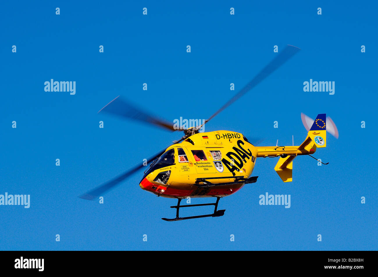 Christoph 22, ADAC Salvataggio in elicottero dalle forze armate federali Ospedale Ulm, una persona muore in un incidente stradale dopo un Foto Stock