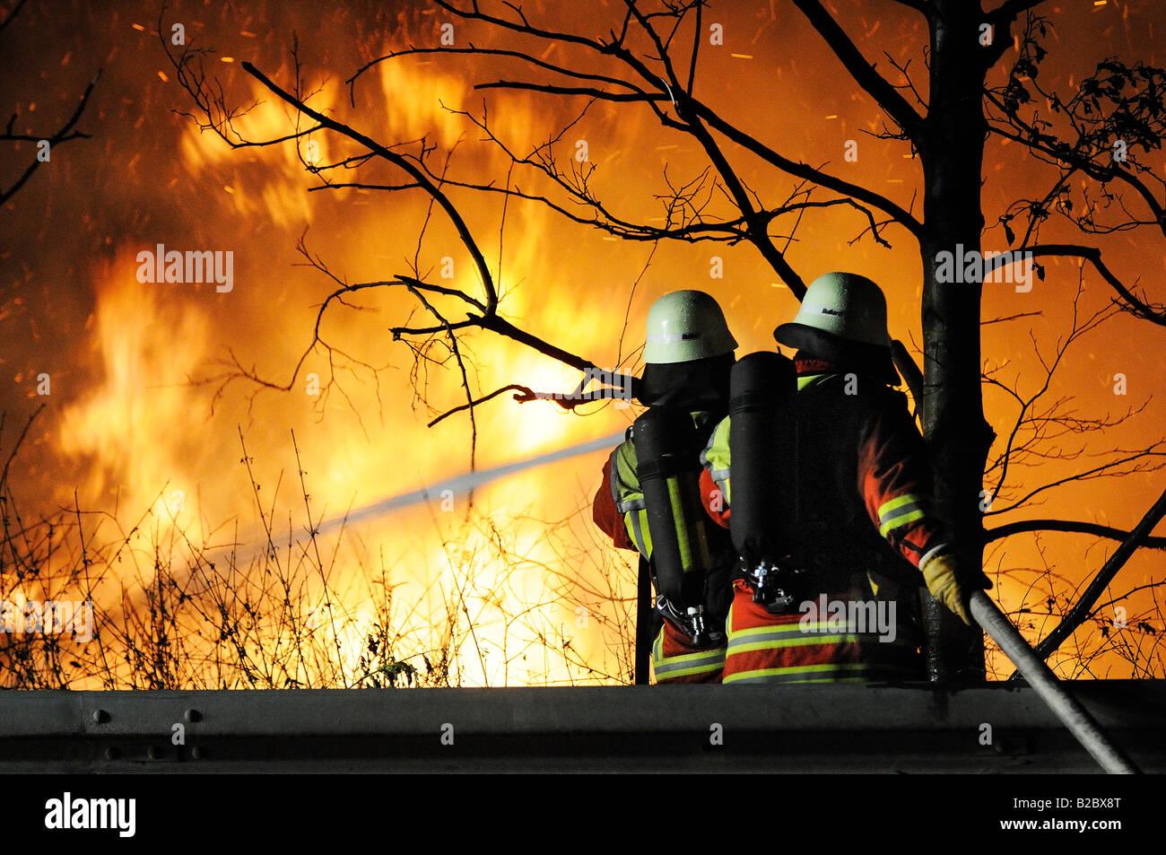 Incendiate fienile in fiamme sul autobahn K 1066, Boeblingen-Dagersheim, Baden-Wuerttemberg, Germania, Europa Foto Stock