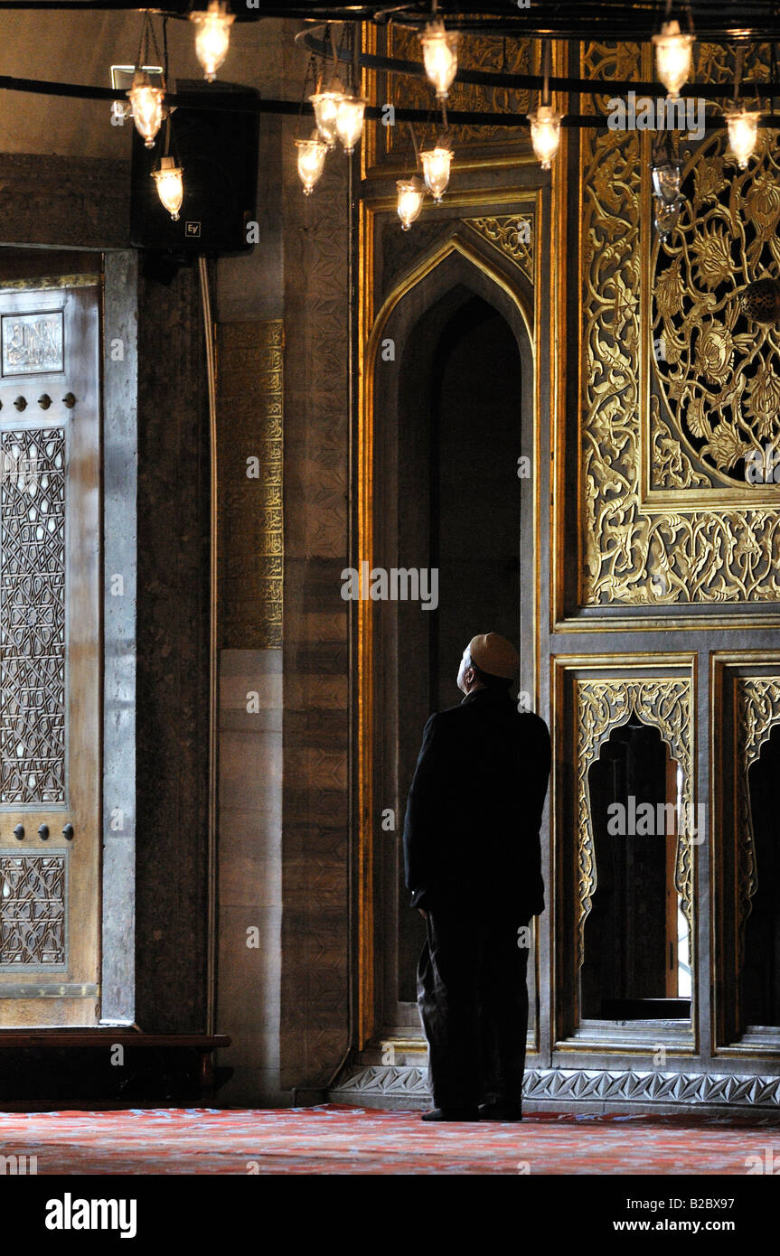 Uomo religioso pregando, Sultan Ahmed moschea, Moschea Blu, Istanbul, Turchia Foto Stock
