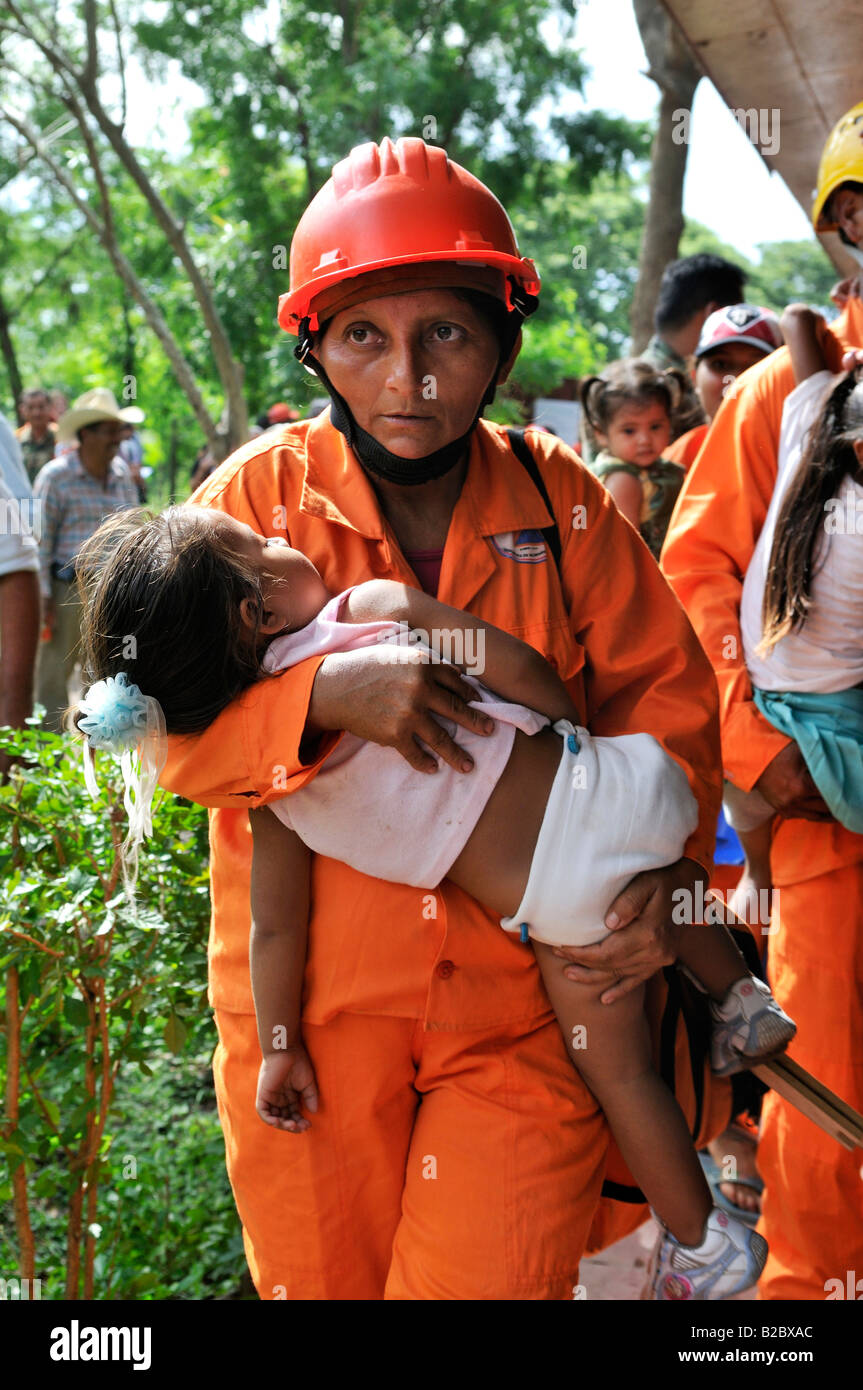La prevenzione delle catastrofi pratica, l'evacuazione dei feriti dopo un uragano, Somotillo, Chinandega, Nicaragua america centrale Foto Stock