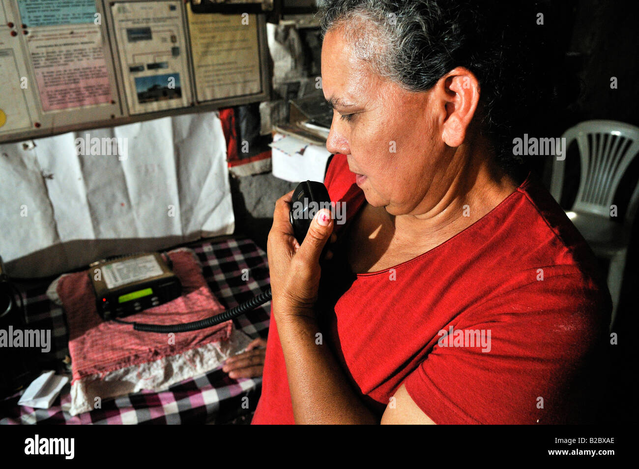 Sistema di allerta precoce come prevenzione delle catastrofi, abitanti di villaggi remoti nella regione di uragano sono addestrati come radio operat Foto Stock