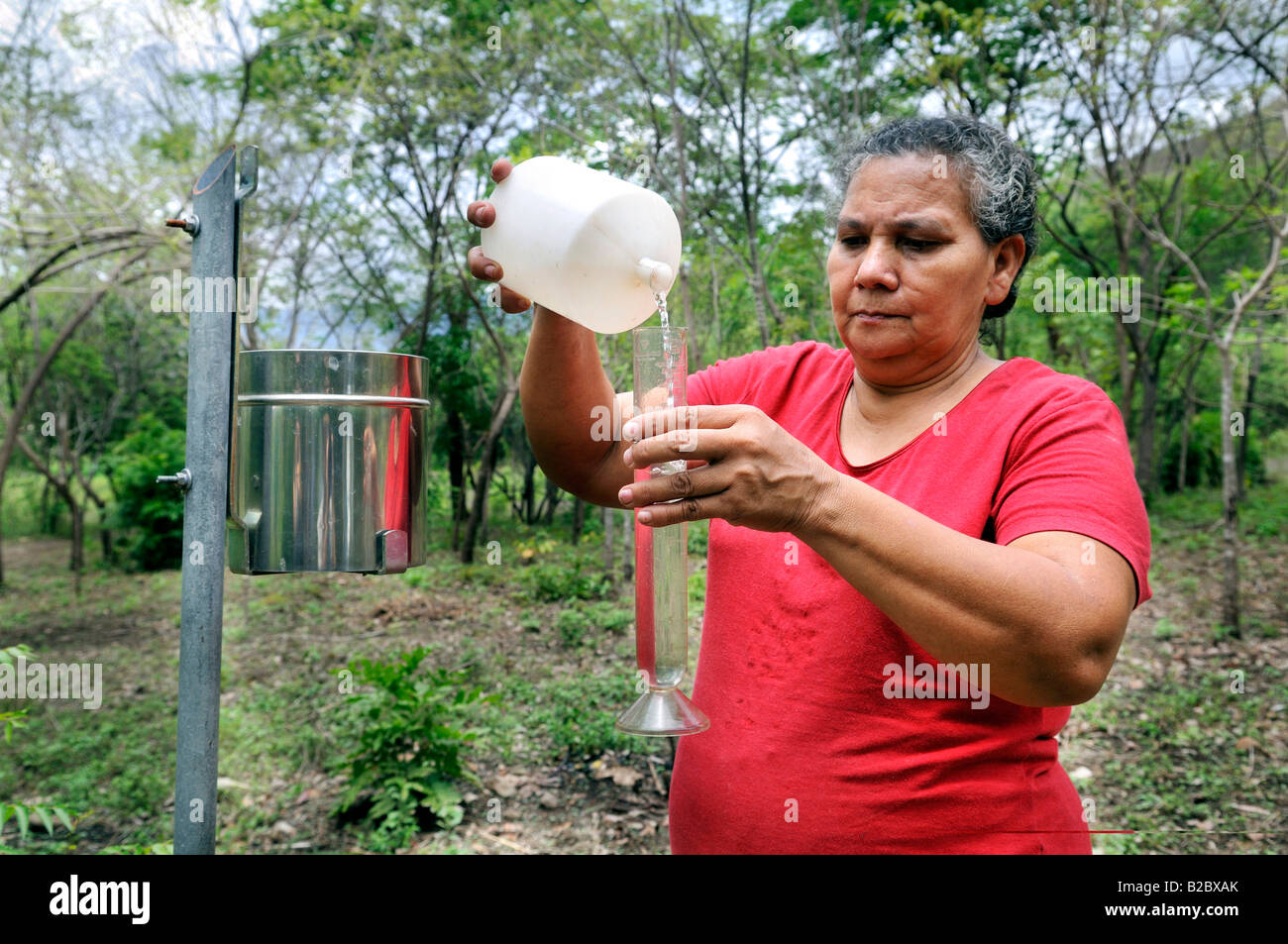 Sistema di allerta precoce come prevenzione delle catastrofi, abitanti di un remoto villaggio nella regione di uragano sono addestrati come opera radiofonica Foto Stock