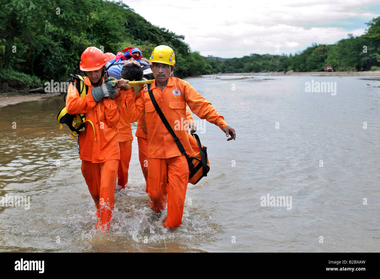 La prevenzione delle catastrofi Il corso di formazione nella zona di uragano, l'evacuazione dei feriti, Somotillo, Chinandega, Nicaragua america centrale Foto Stock