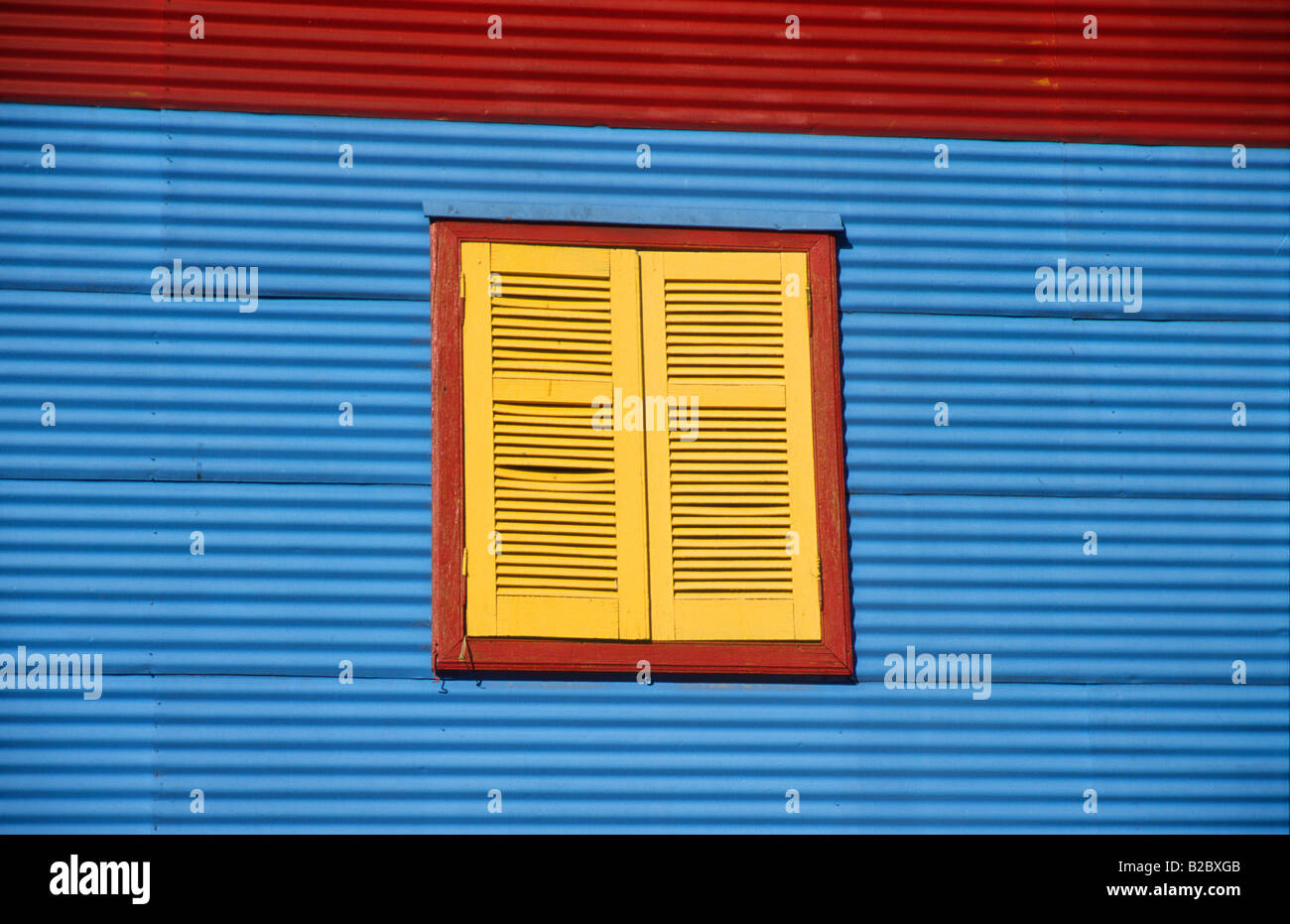 Casa multicolore nella parte anteriore il turista vicoli del Caminito nei Docklands di La Boca, Buenos Aires, Argentina, Sud America Foto Stock