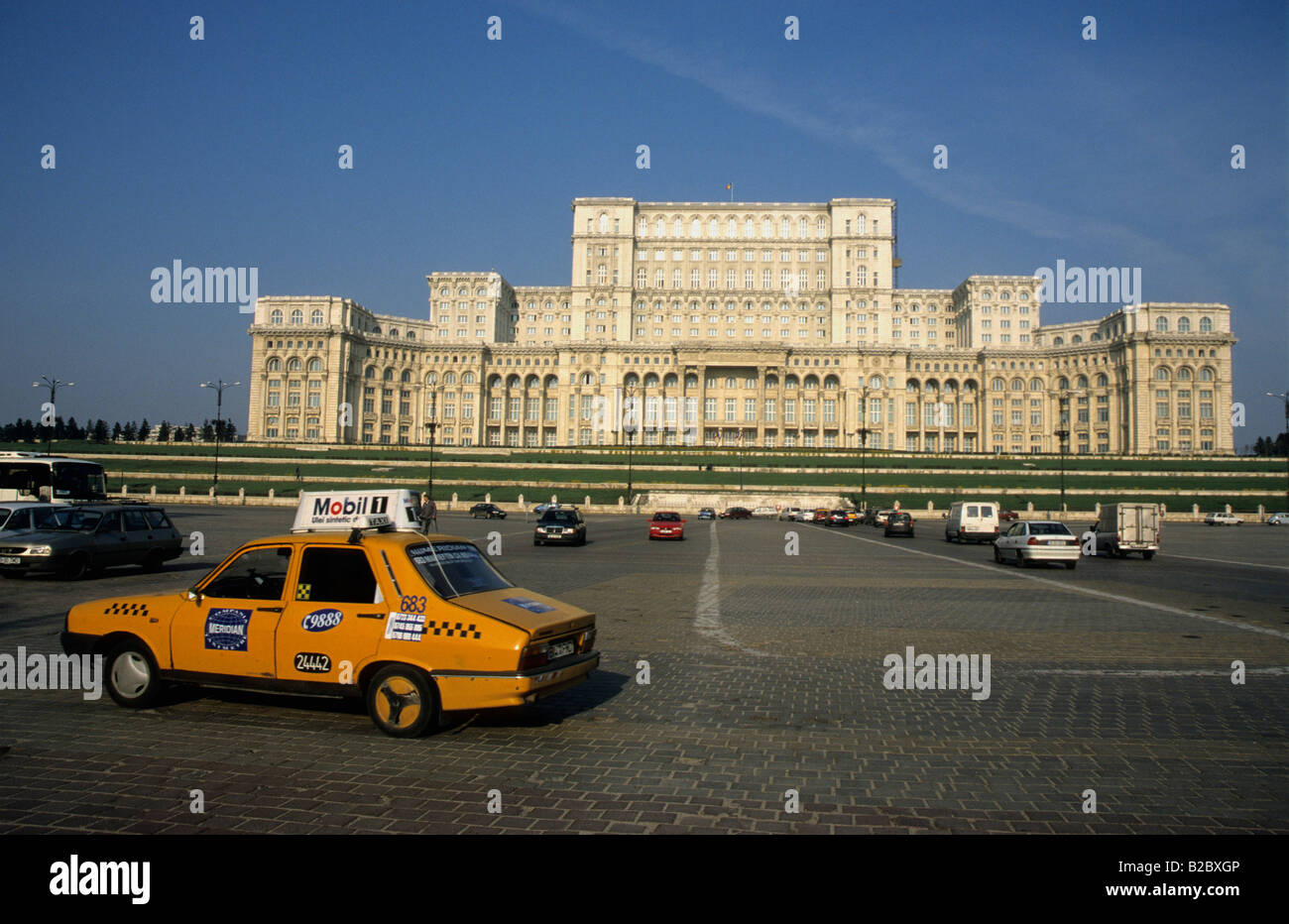 Monumento alla megalomania, il palazzo di Ceausescu, oggi il Palazzo del Parlamento, Bucarest, Romania, Europa Foto Stock