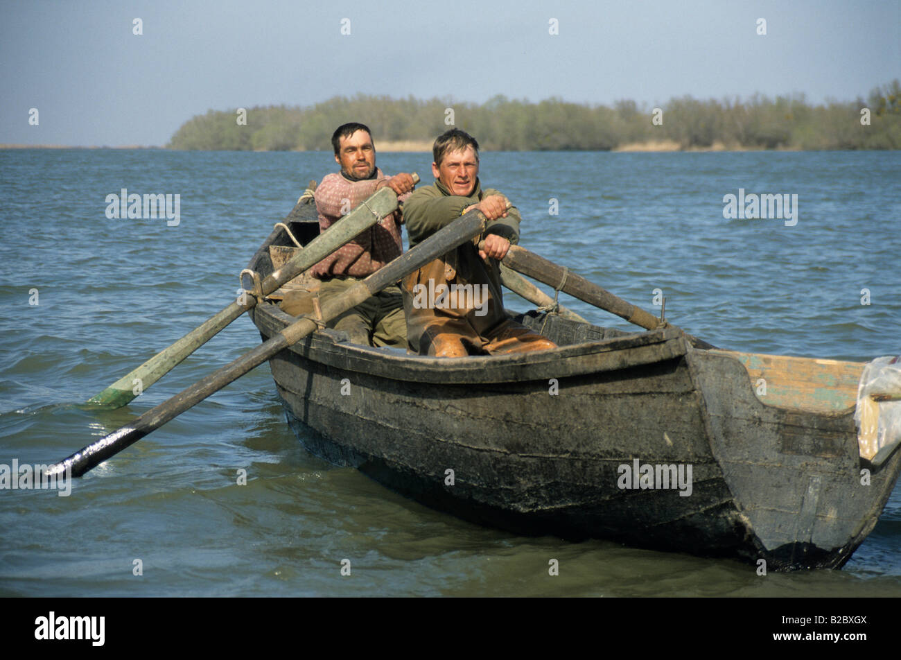 I pescatori su un braccio del Danubio vicino a Tulcea contea, il Delta del Danubio, Romania, Europa Foto Stock