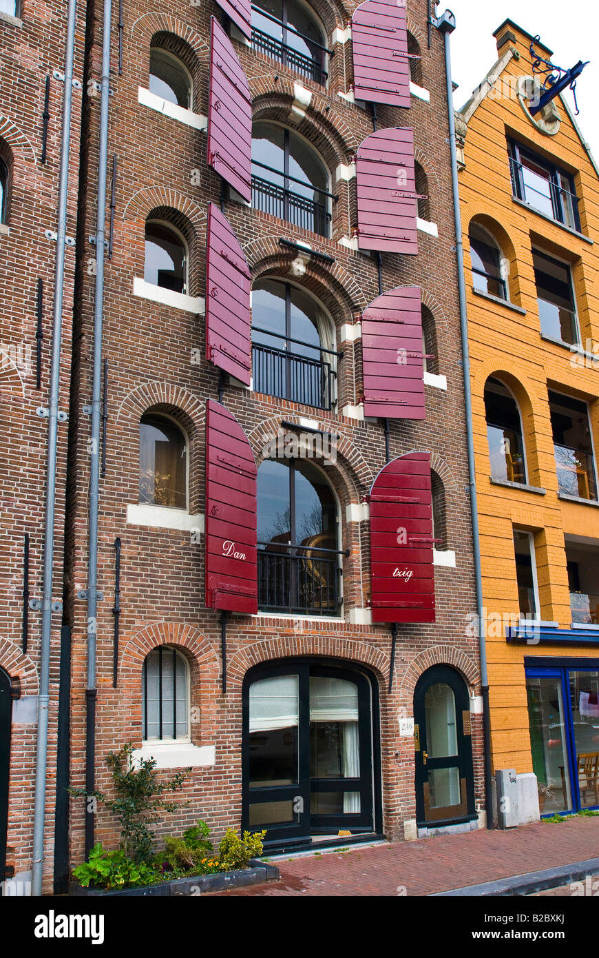 Gracht case con persiane rosse sul Brouwersgracht, Amsterdam, Paesi Bassi, Europa Foto Stock