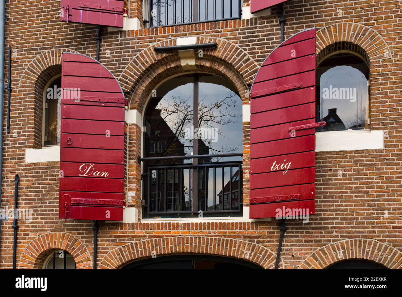 Finestra con persiane rosse, Gracht house, Amsterdam, Paesi Bassi, Europa Foto Stock