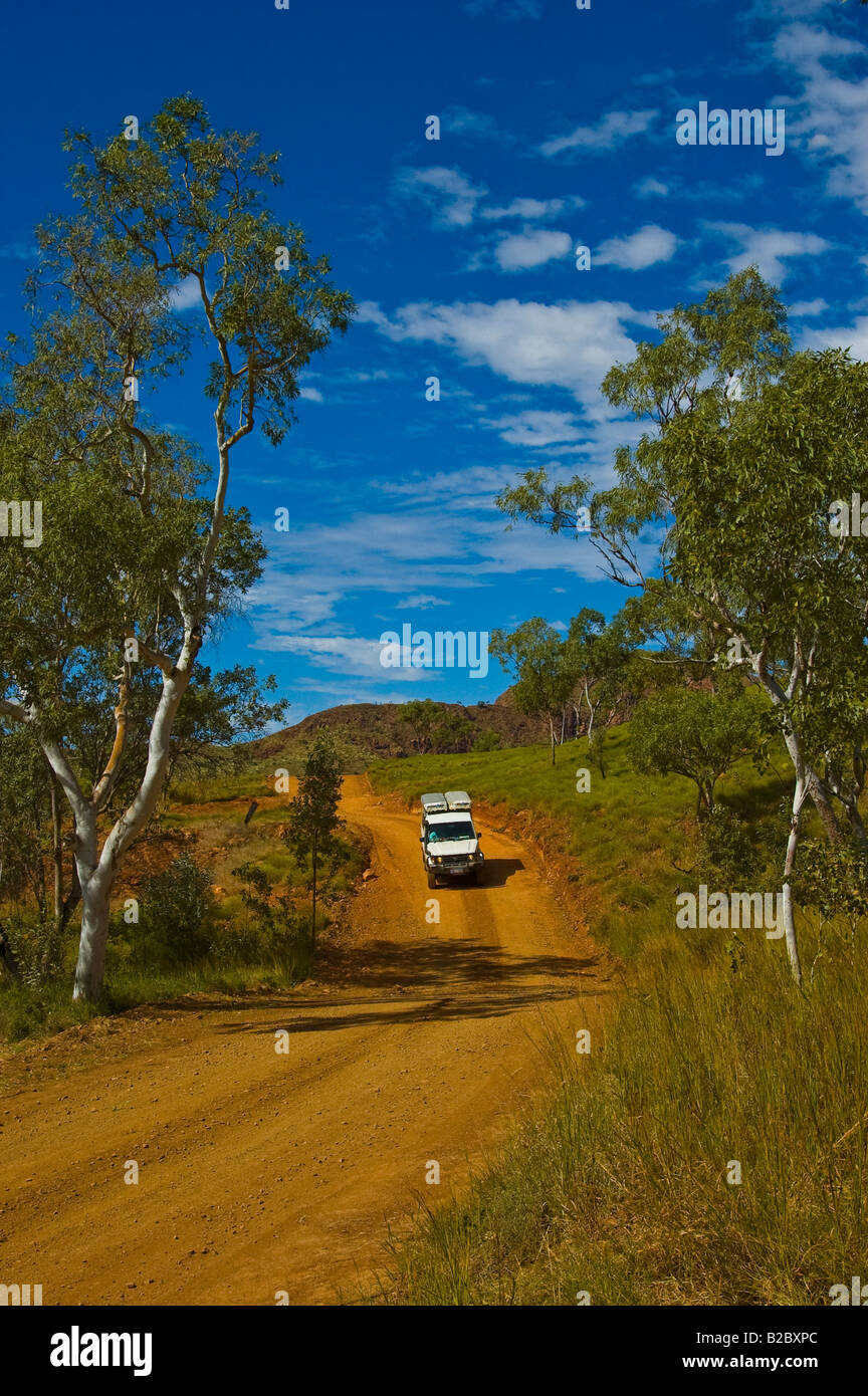 Veicolo a 4 ruote motrici su una strada sterrata in la catena dei Bungle Bungle, Parco Nazionale di Purmululu, Australia Foto Stock