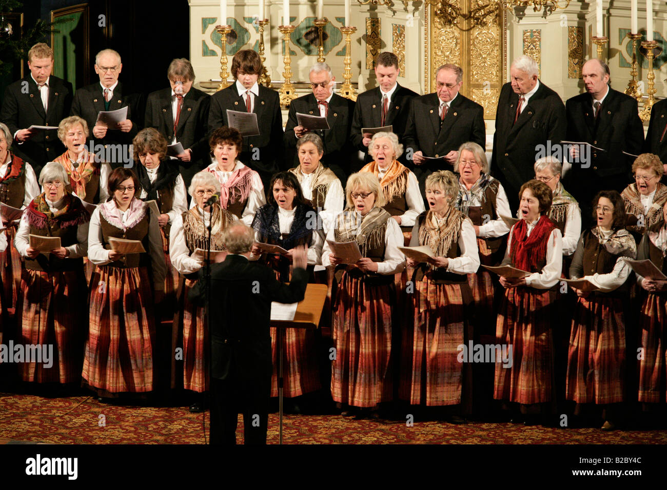 Coro, cantare durante un avvento concerto corale in St rna Basilica, Altoetting, Alta Baviera, Germania, Europa Foto Stock