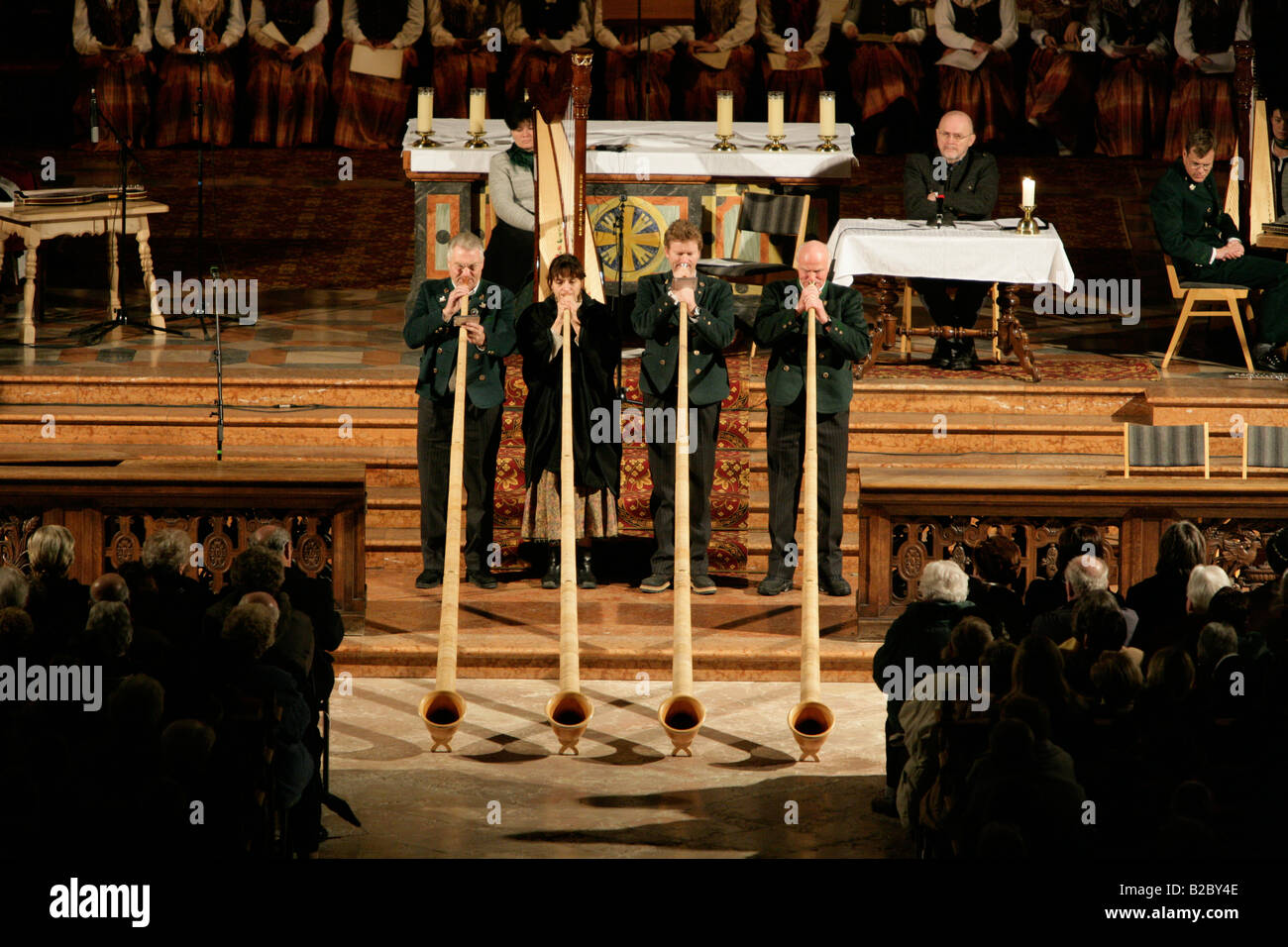 Alpenhorn riproduzione durante un avvento concerto corale in St rna Basilica, Altoetting, Alta Baviera, Germania, Europa Foto Stock