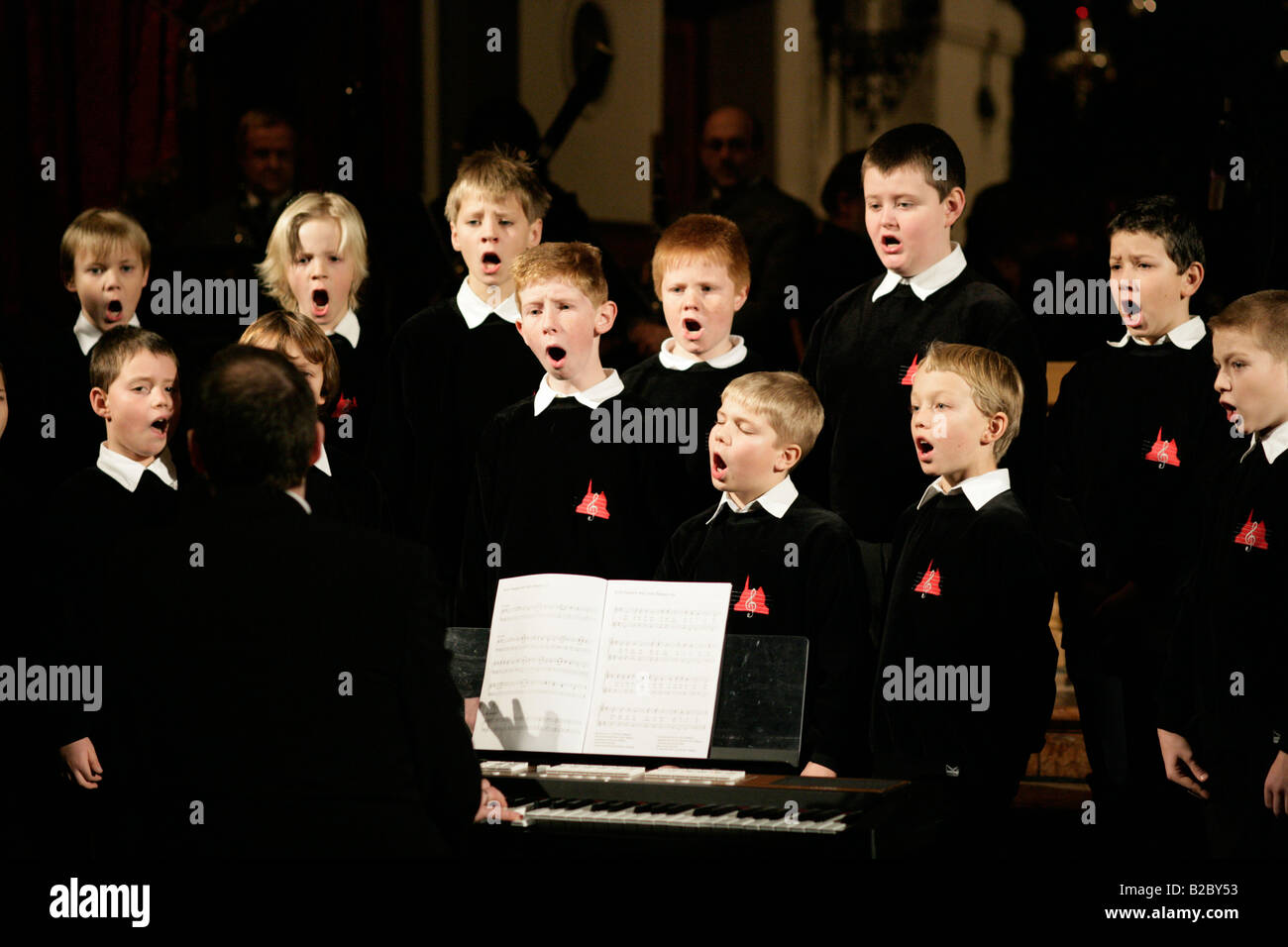 Il coro dei bambini che cantano durante un avvento concerto corale in St rna Basilica, Altoetting, Alta Baviera, Germania, Europa Foto Stock