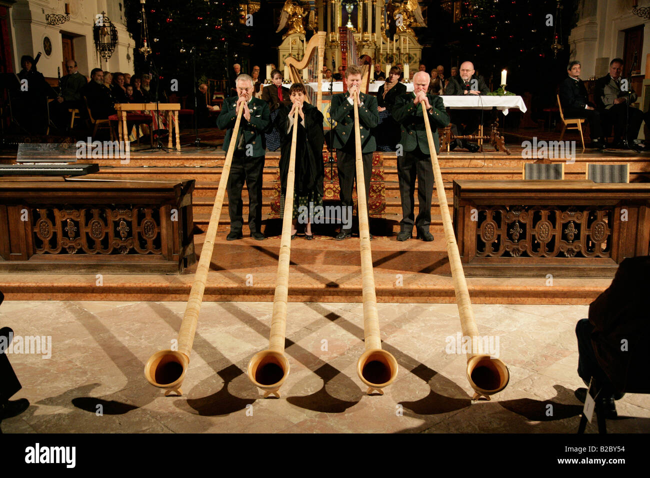 Alpenhorn riproduzione durante un avvento concerto corale in St rna Basilica, Altoetting, Alta Baviera, Germania, Europa Foto Stock