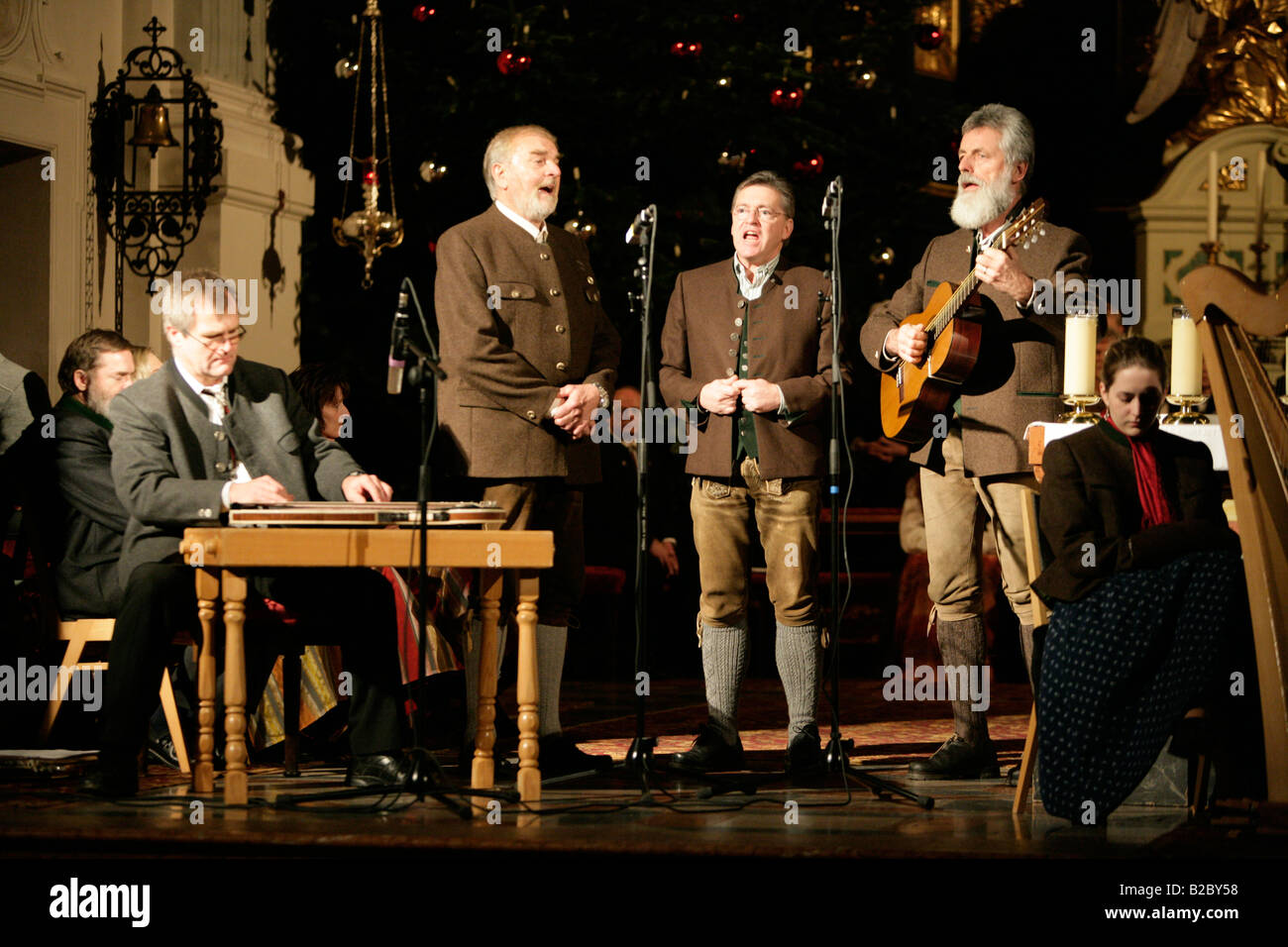 Il Quartetto di sesso maschile che cantano durante un avvento concerto corale in St rna Basilica, Altoetting, Alta Baviera, Germania, Europa Foto Stock