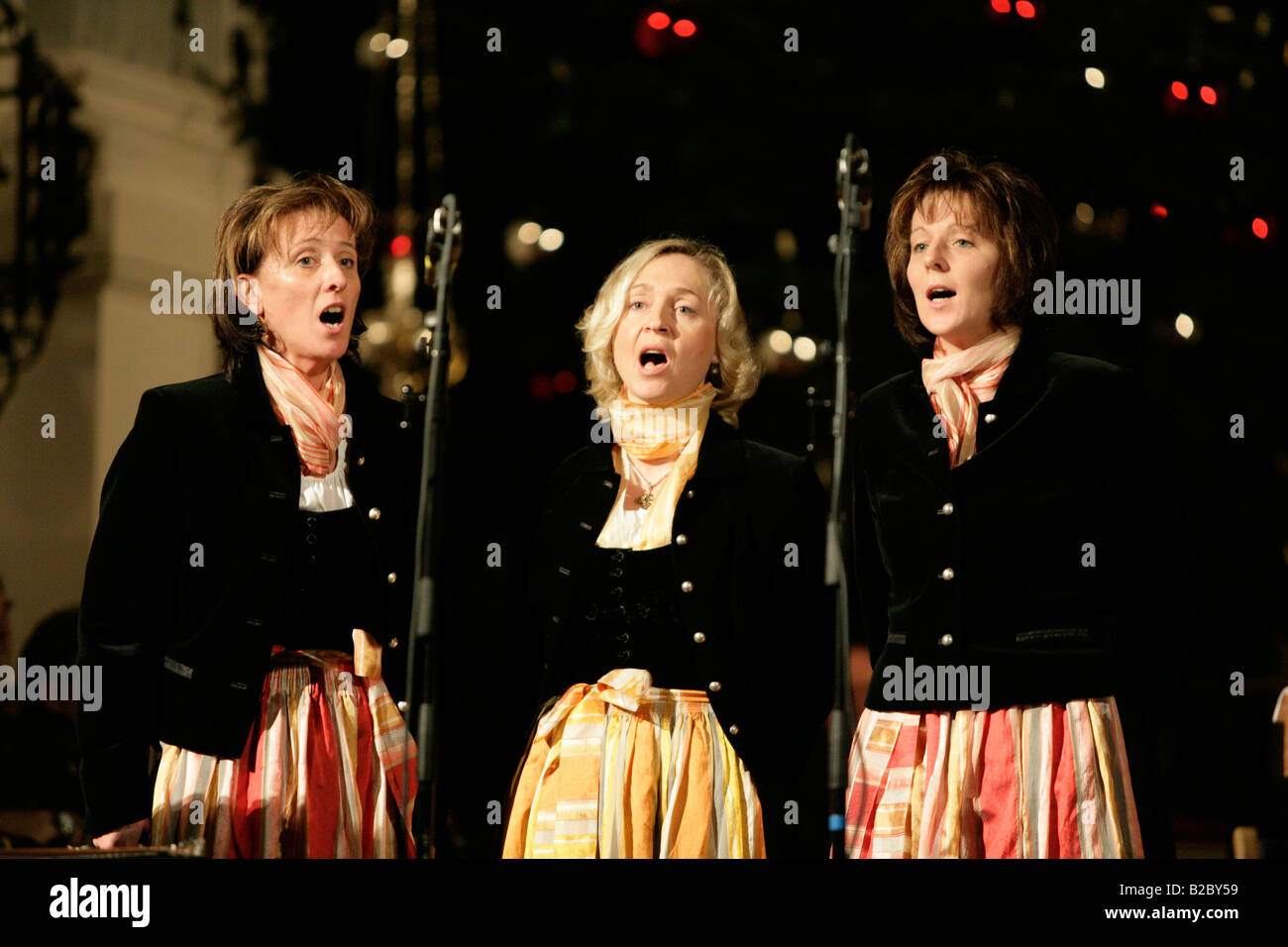 Womens trio cantare durante un avvento concerto corale in St rna Basilica, Altoetting, Alta Baviera, Germania, Europa Foto Stock
