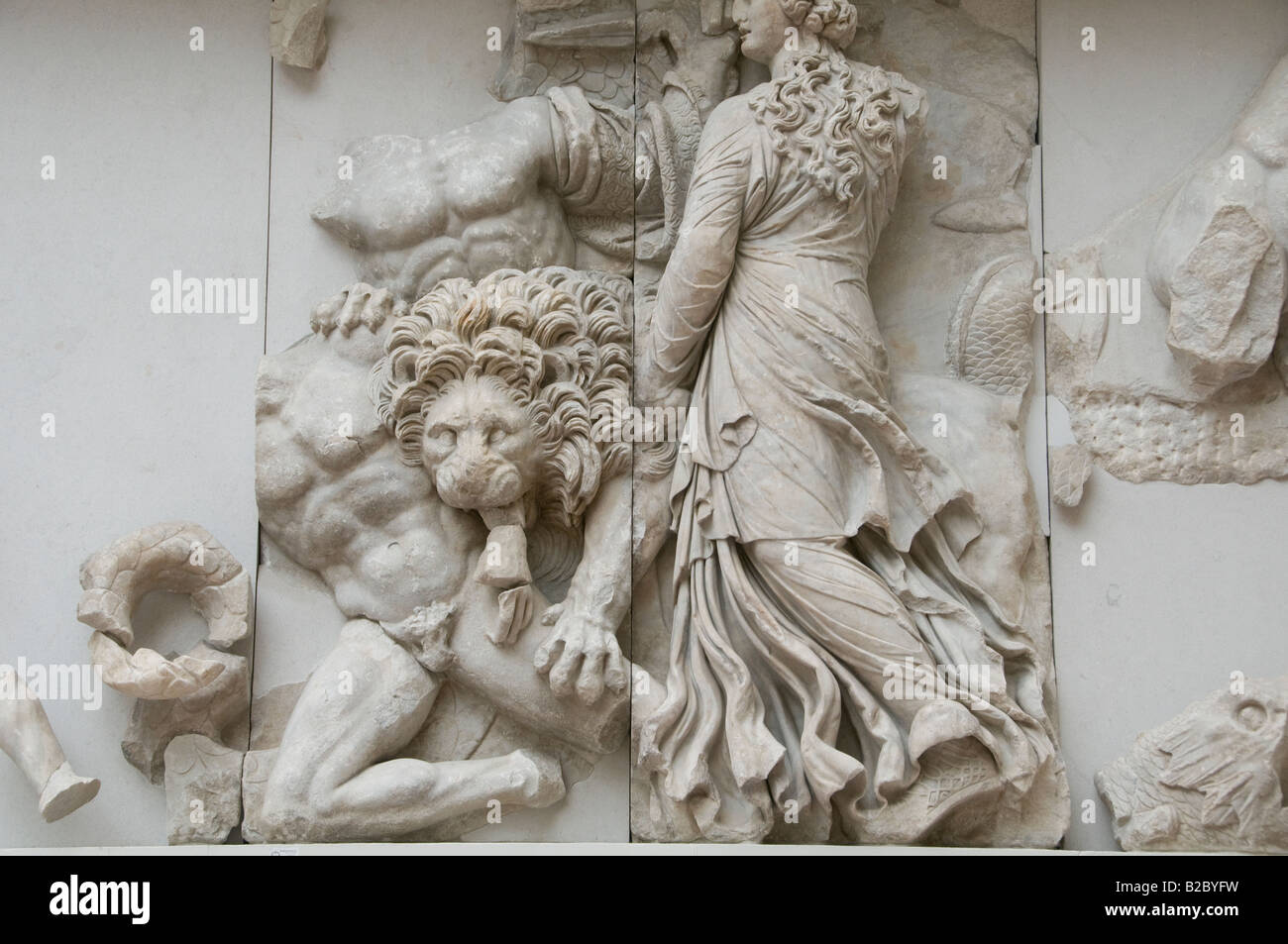 Parte del Greco Pergamon altare costruito nel II secolo a.c. visualizzato Nel Pergamon Museum in Museumsinsel isola Berlino Germania Foto Stock