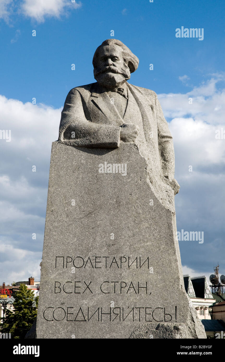 Monumento a Karl Marx con slogan politici " Lavoratori di tutto il mondo, unitevi!" in Piazza Teatro Mosca Russia Foto Stock