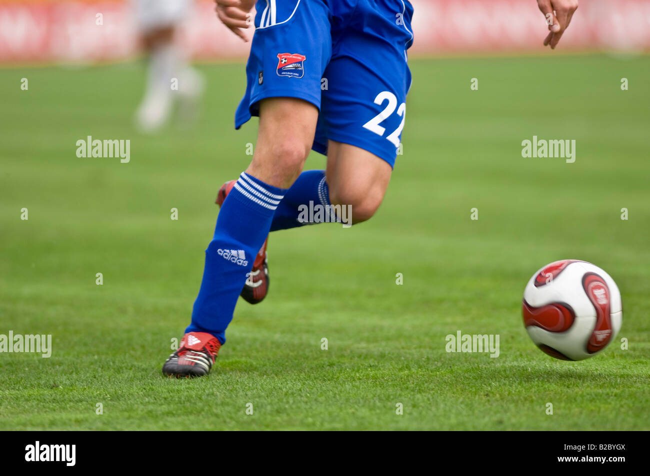 Il calciatore player in esecuzione con la palla, SpVgg Unterhaching, Unterhaching, Baviera, Germania Foto Stock