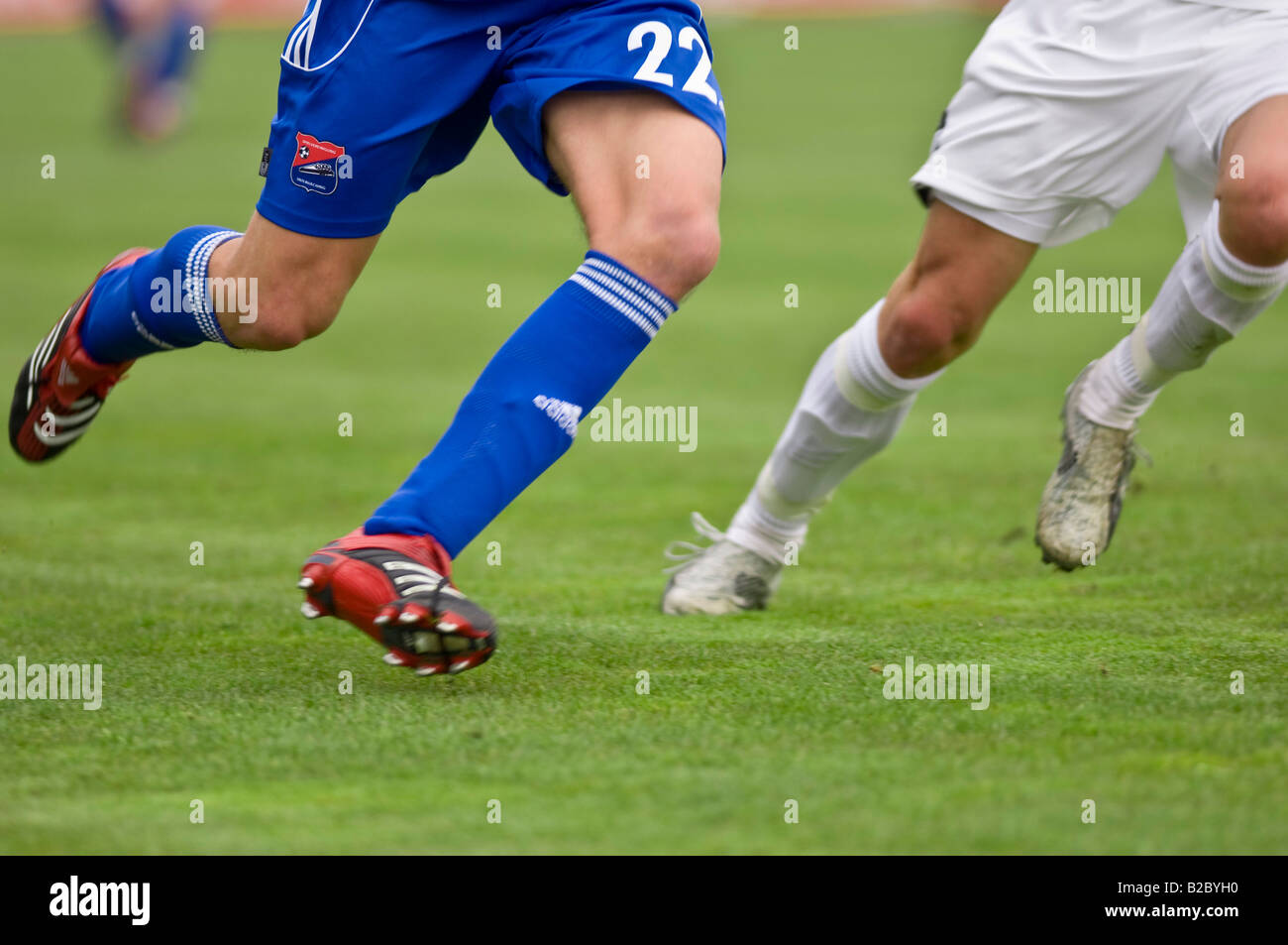 Due opposti i calciatori, SpVgg Unterhaching v. Wacker Burghausen, Unterhaching, Baviera, Germania Foto Stock