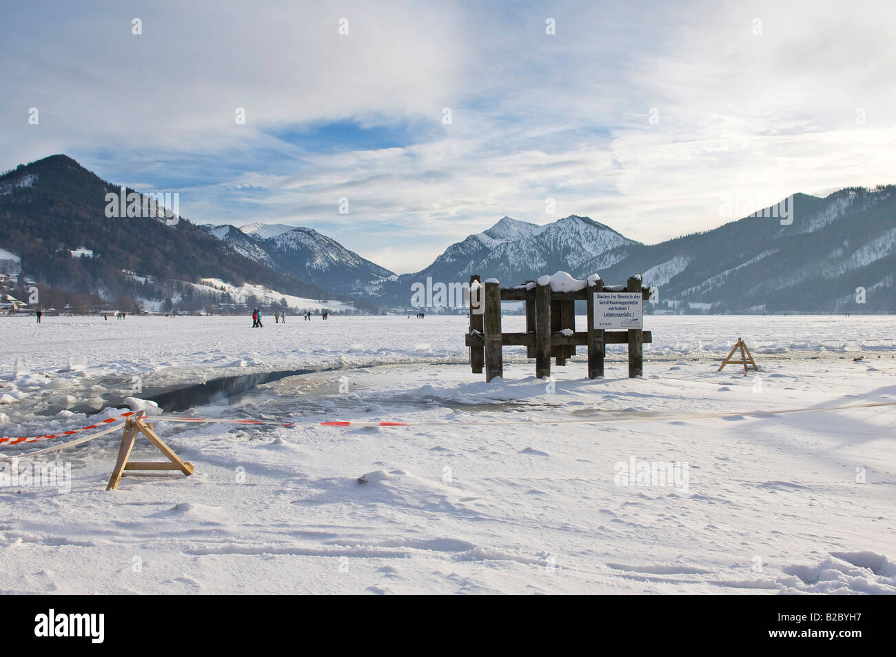 Lago ghiacciato di Schliersee, paesaggio invernale, Baviera, Germania, Europa Foto Stock