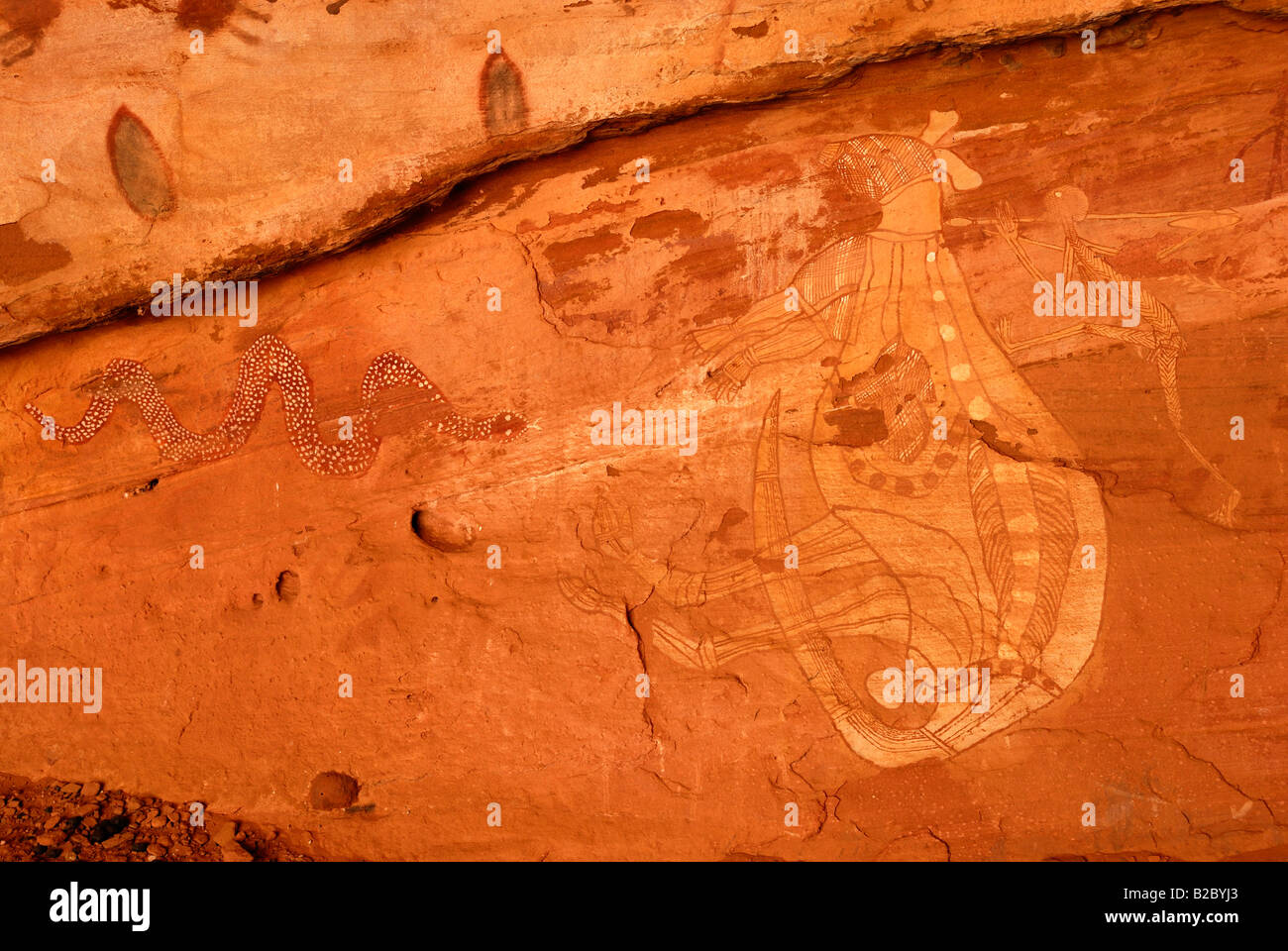 Antica arte rupestre degli Aborigeni, caccia canguri con una lancia, a sud di Alice Springs, Territorio del Nord, l'Australia Foto Stock