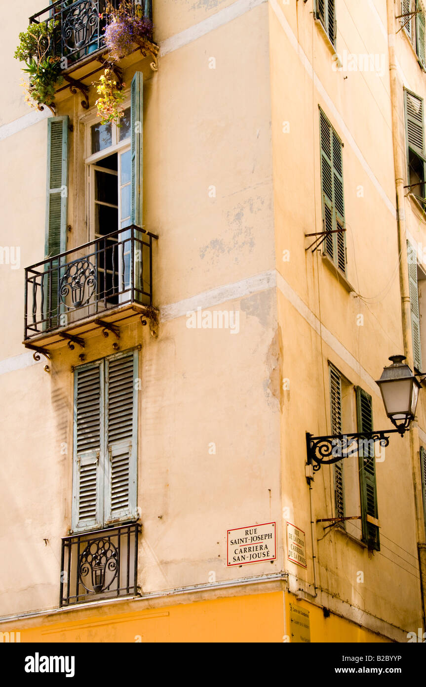 Le finestre e i balconi di un vecchio edificio nel centro storico di Nizza Cote d'Azur, in Francia Foto Stock