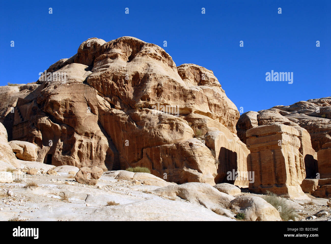 Blocchi di Djinn, tombe in pietra risalente al 1 secolo A.C. lungo il Bab Al-Siq vallata che conduce fino al Siq o gola, il entran Foto Stock