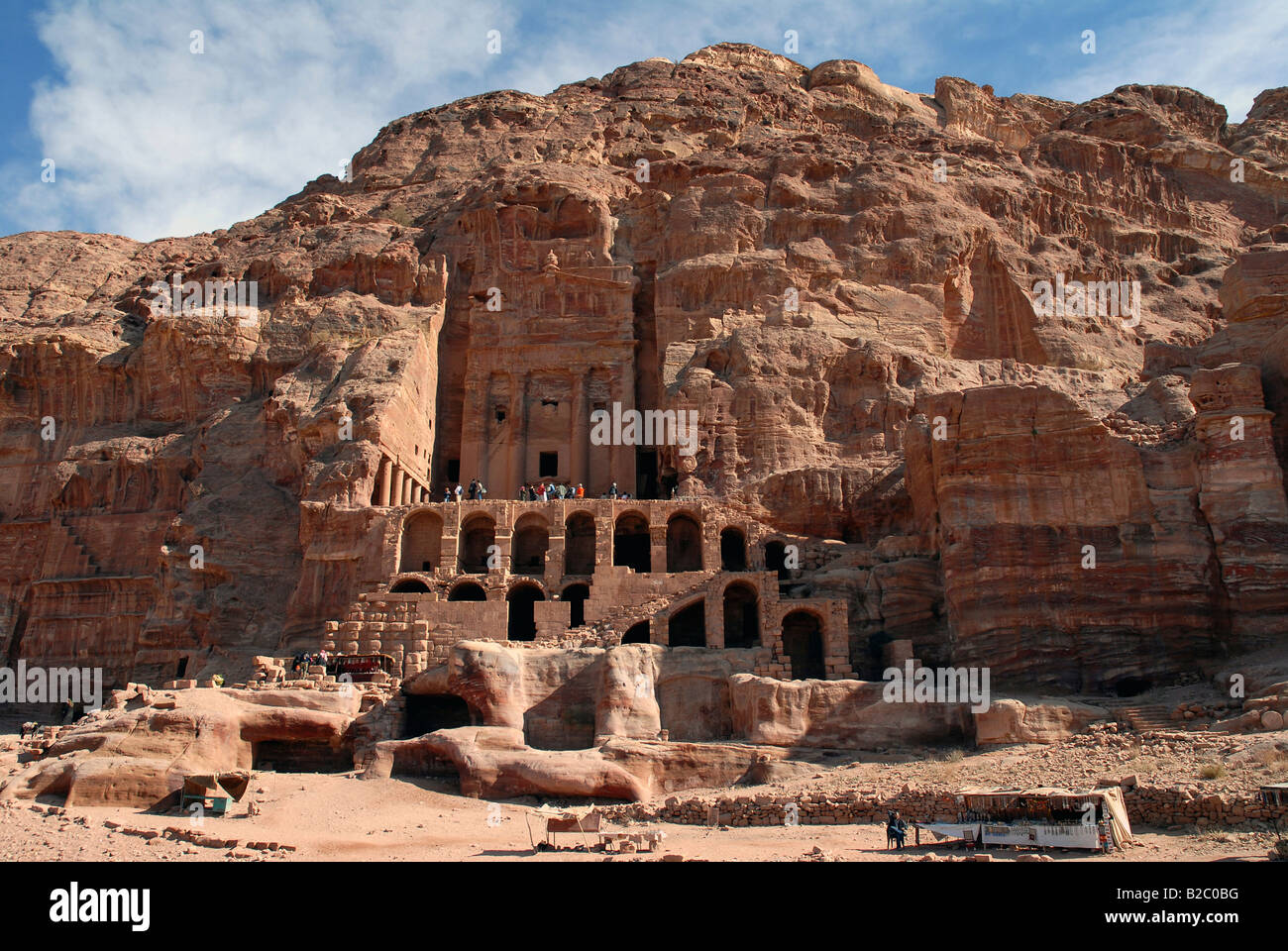 Urn-recinto sul re della parete, tombe scavate nella roccia nell'antica Nabataean rock città di Petra, Giordania, Medio EAS Foto Stock