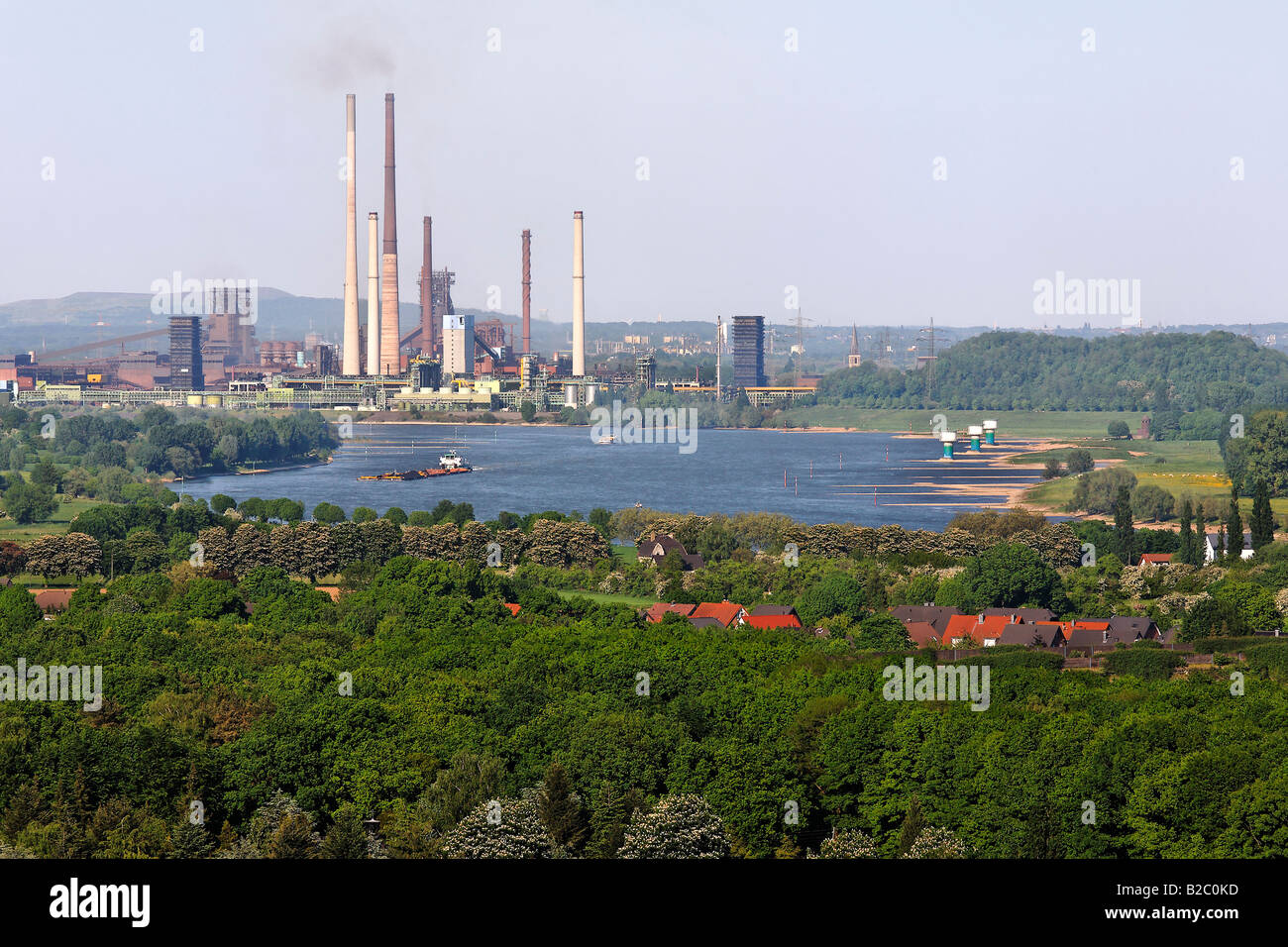 Il fiume Reno e il paesaggio industriale Alsumer Berg, Duisburg-Hamborn, vista dal cumulo di rifiuti Rhineland Prussia, Moers Foto Stock