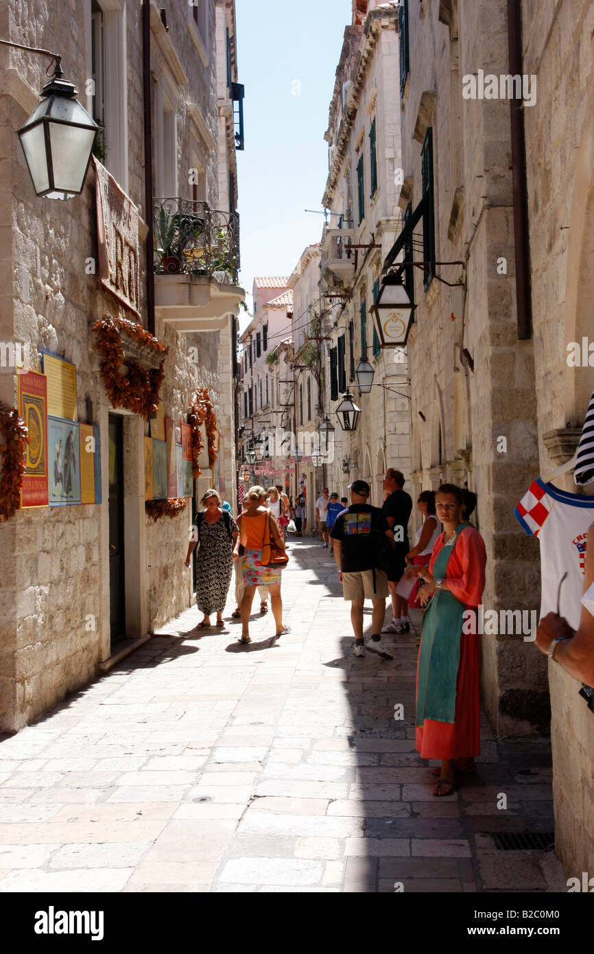 Vacanze a piedi lungo una stretta strada dello shopping nella città di Dubrovnik, Croazia Foto Stock
